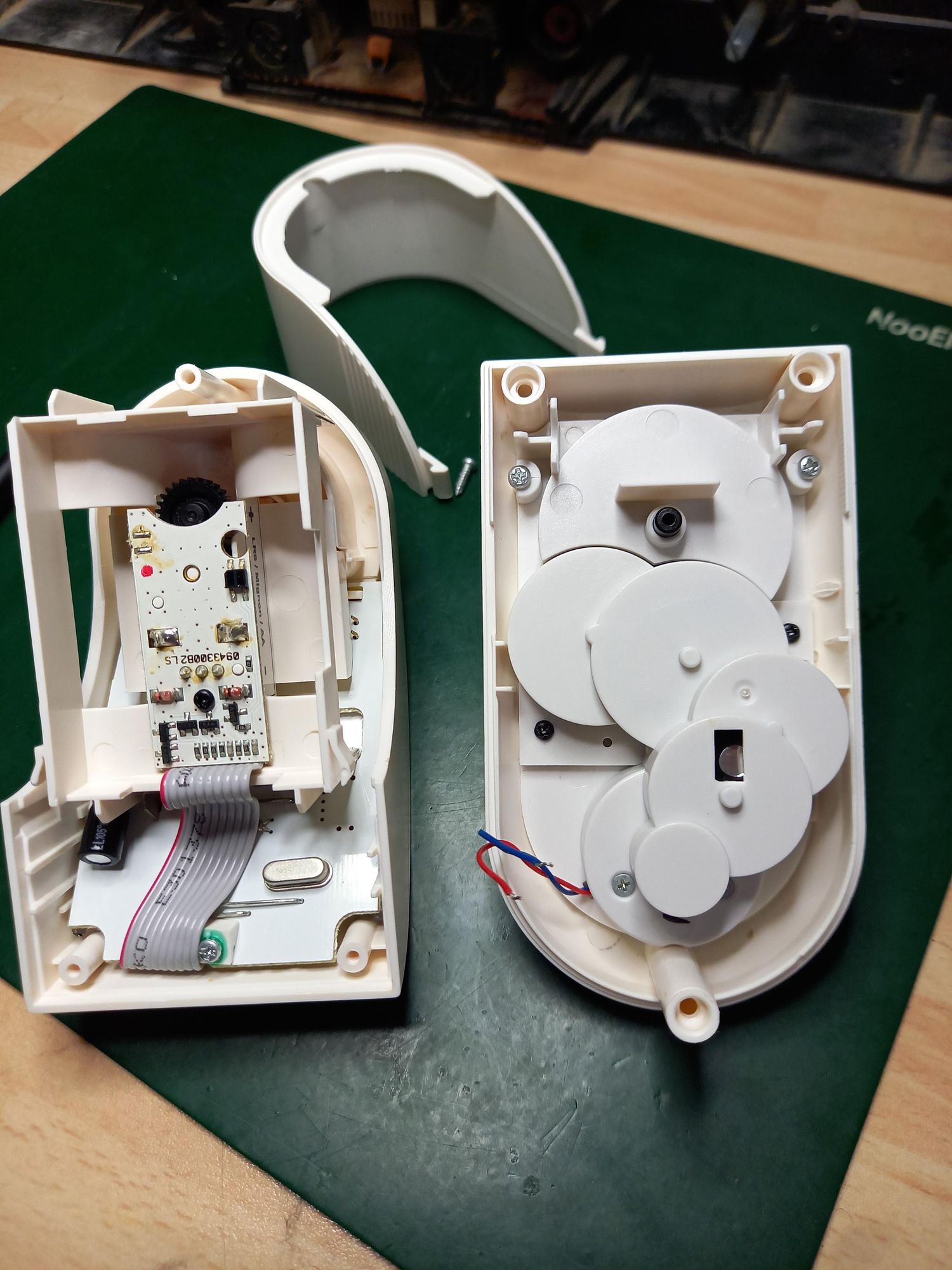 Einblick in ein älteres zerlegtes Heizkörperthermostat von EQ3.