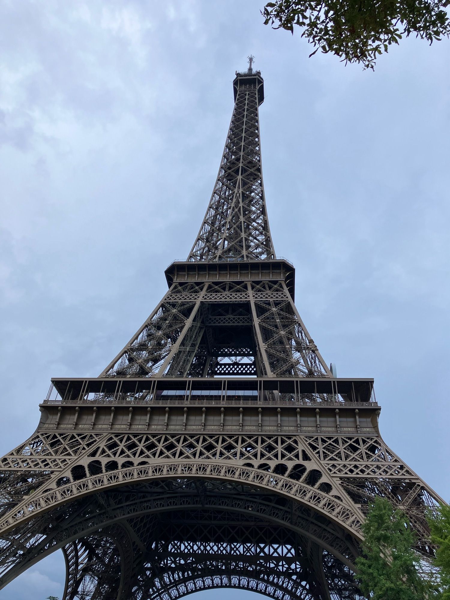 Der Eiffelturm vom Fuß nach oben fotografiert.