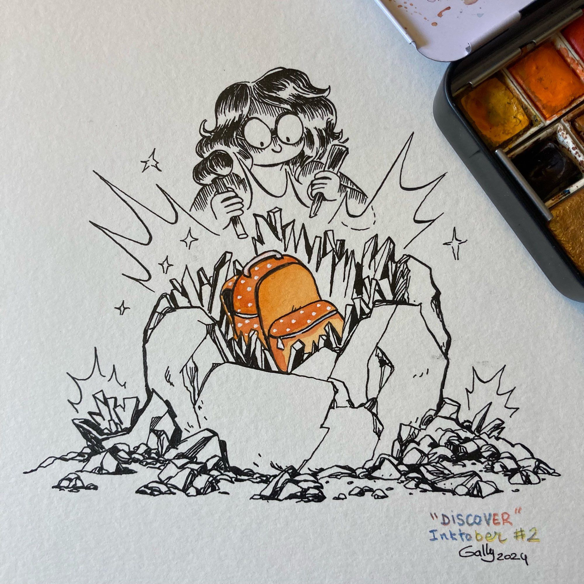 Dessin représentant une femme ayant ouvert une énorme géode. A l'intérieur un sac à dos orange.