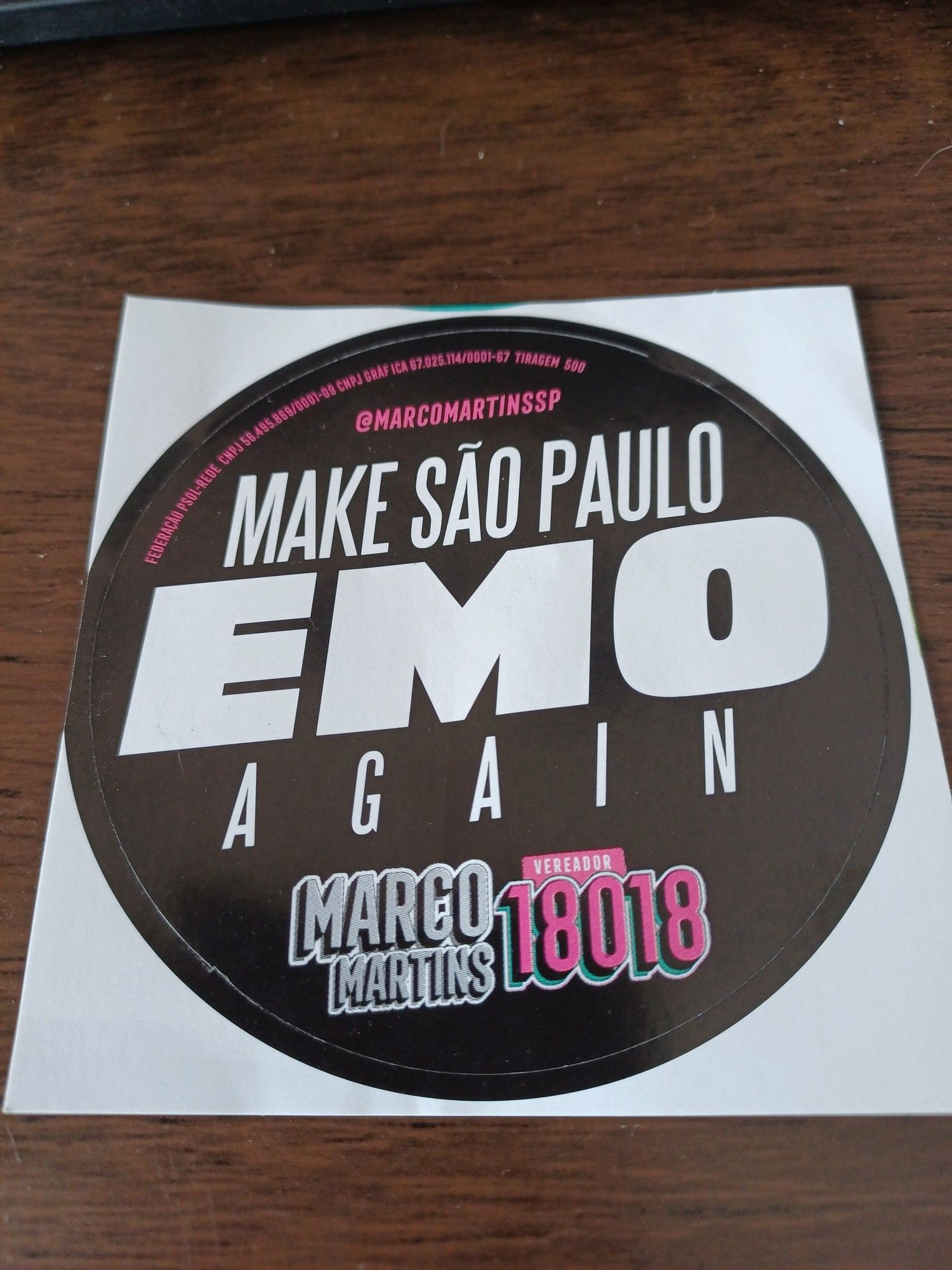 Adesivo que diz MAKE SÃO PAULO EMO AGAIN
Marco Martins 18018