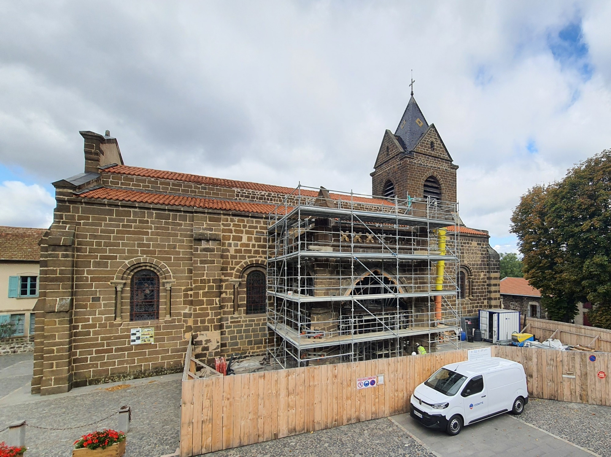 Vue du chantier du porche.