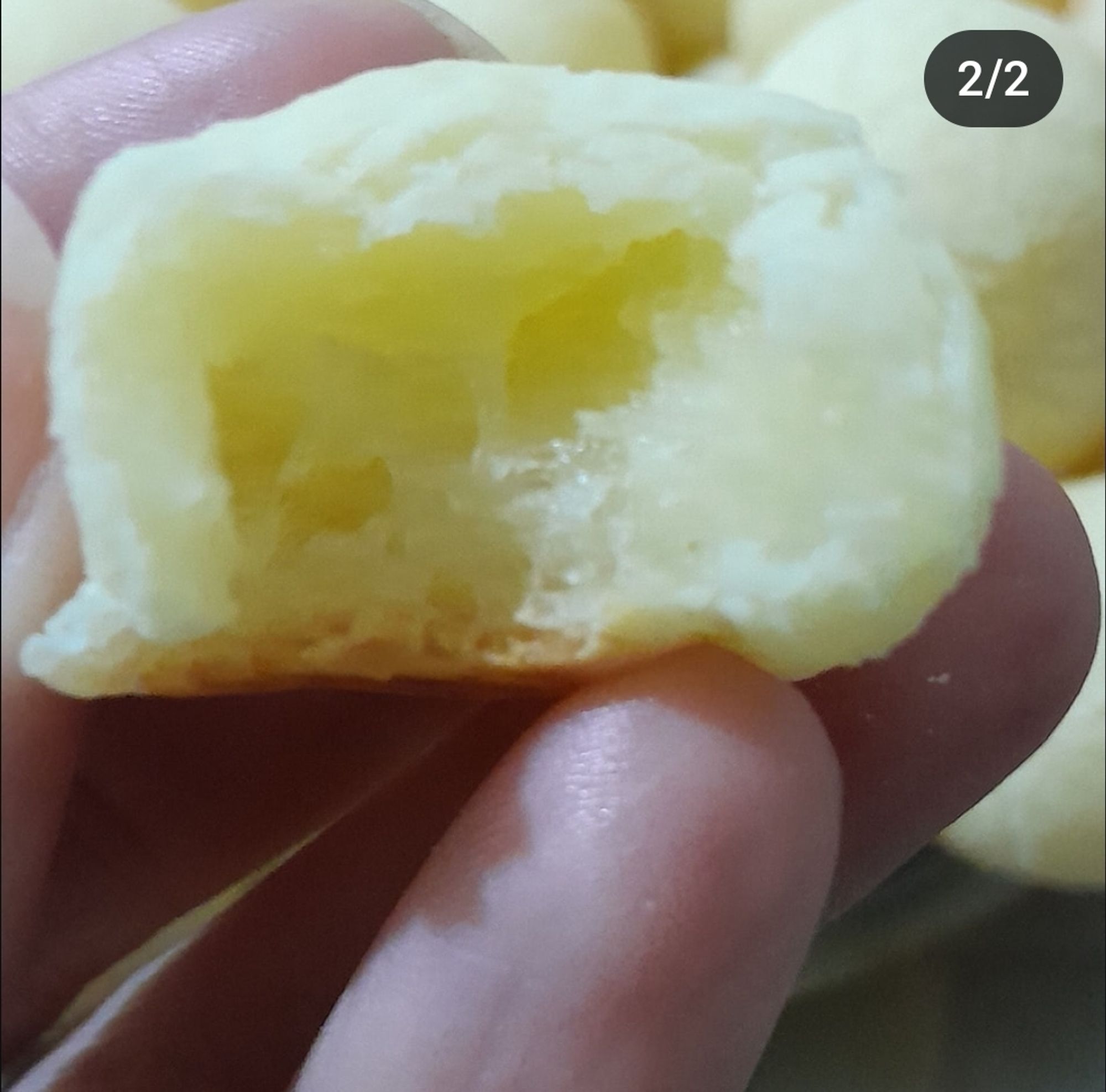 Interior de um pão de queijo caseiro.