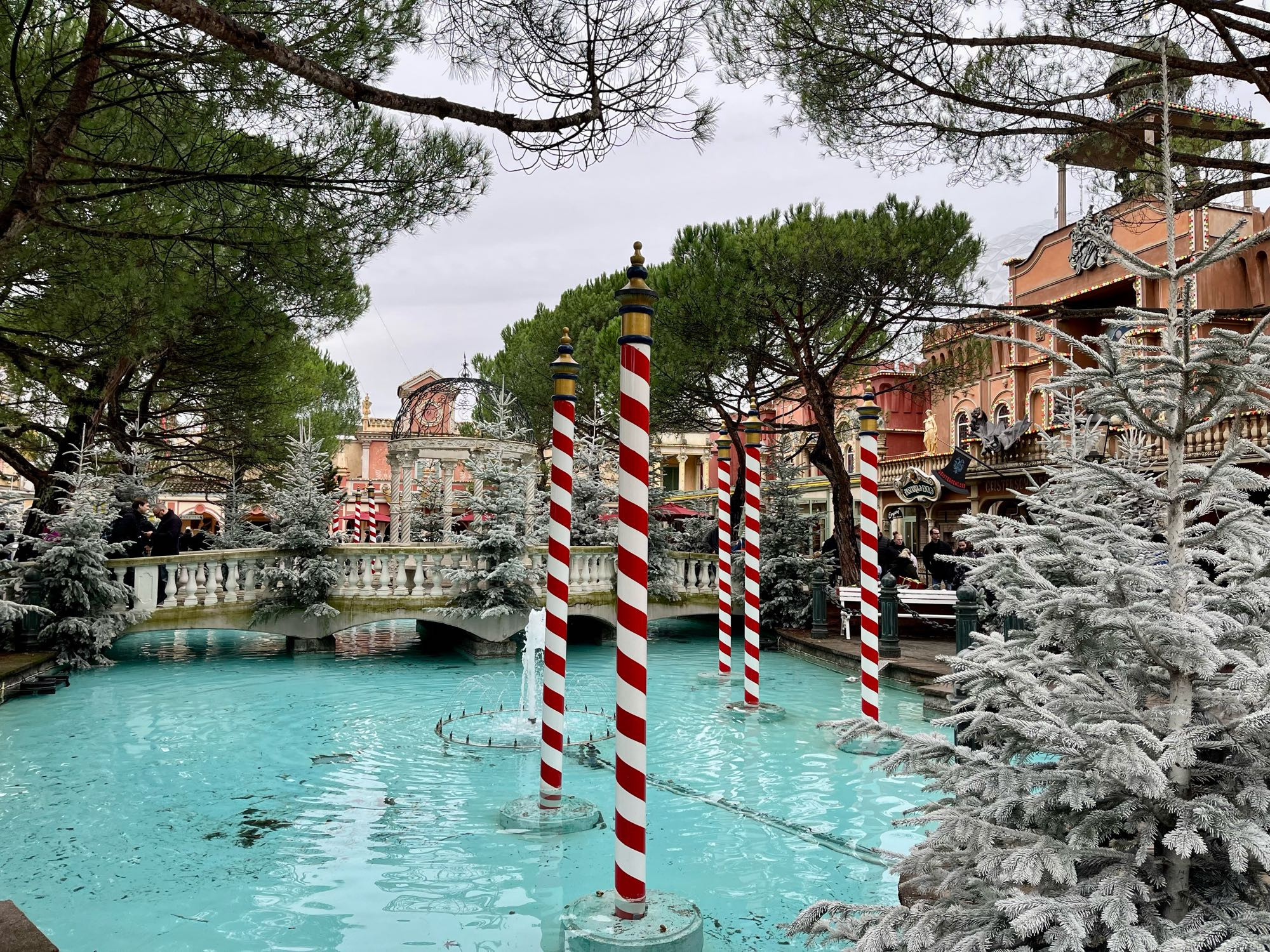 Der See im italienischen Themenbereich, seitlich sind weiße Tannenbäume aufgestellt