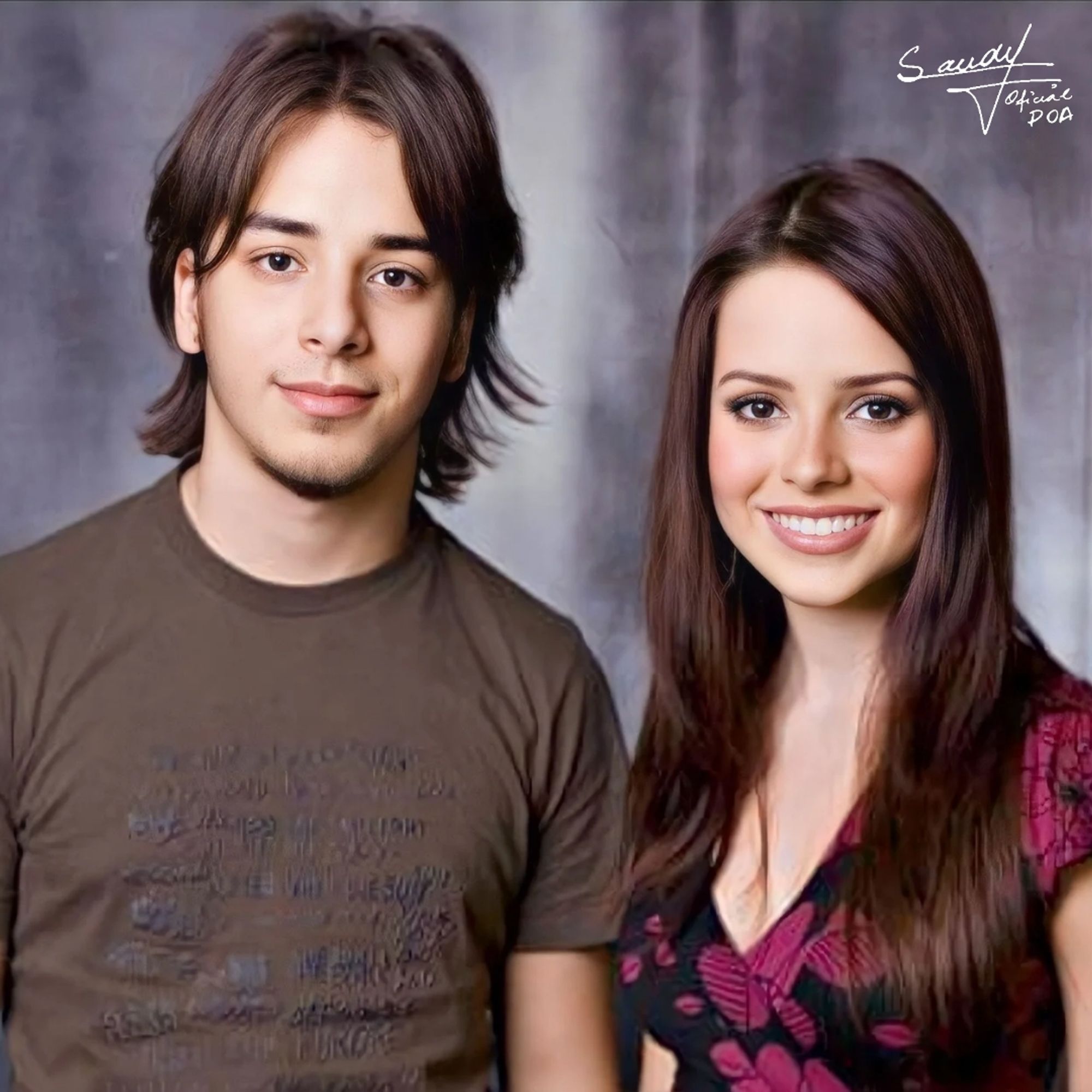 Na foto uma dupla de cantores irmãos. Um homem de cabelo liso até o pescoço usando uma camiseta marrom. Uma mulher com cabelo comprido vermelho escuro até a altura do colo, com uma blusa bordo e preto. No fundo o cenário cinza.