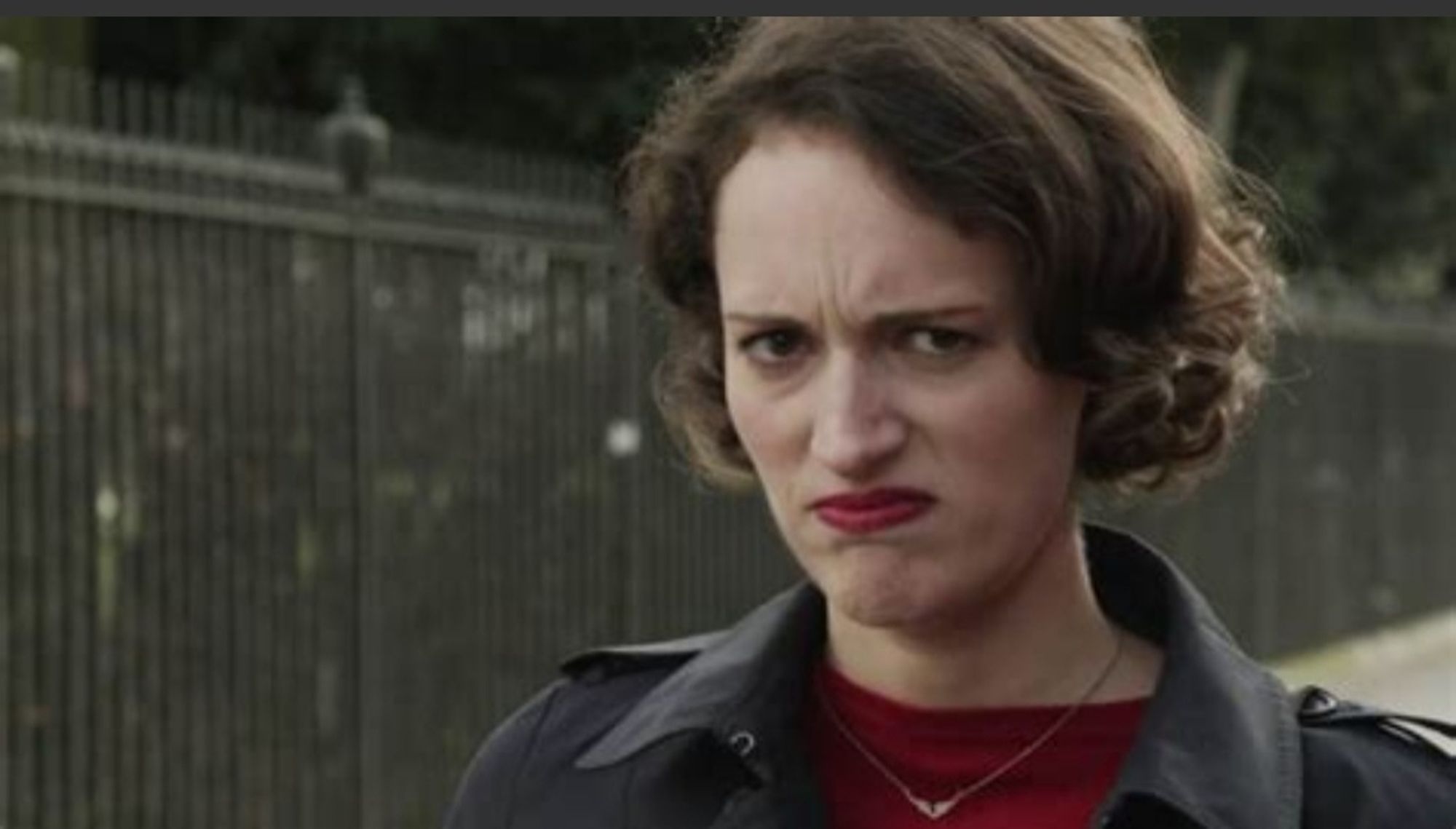 Phoebe Waller-Bridges in der Rolle als Fleabag schaut angeekelt in die Kamera.