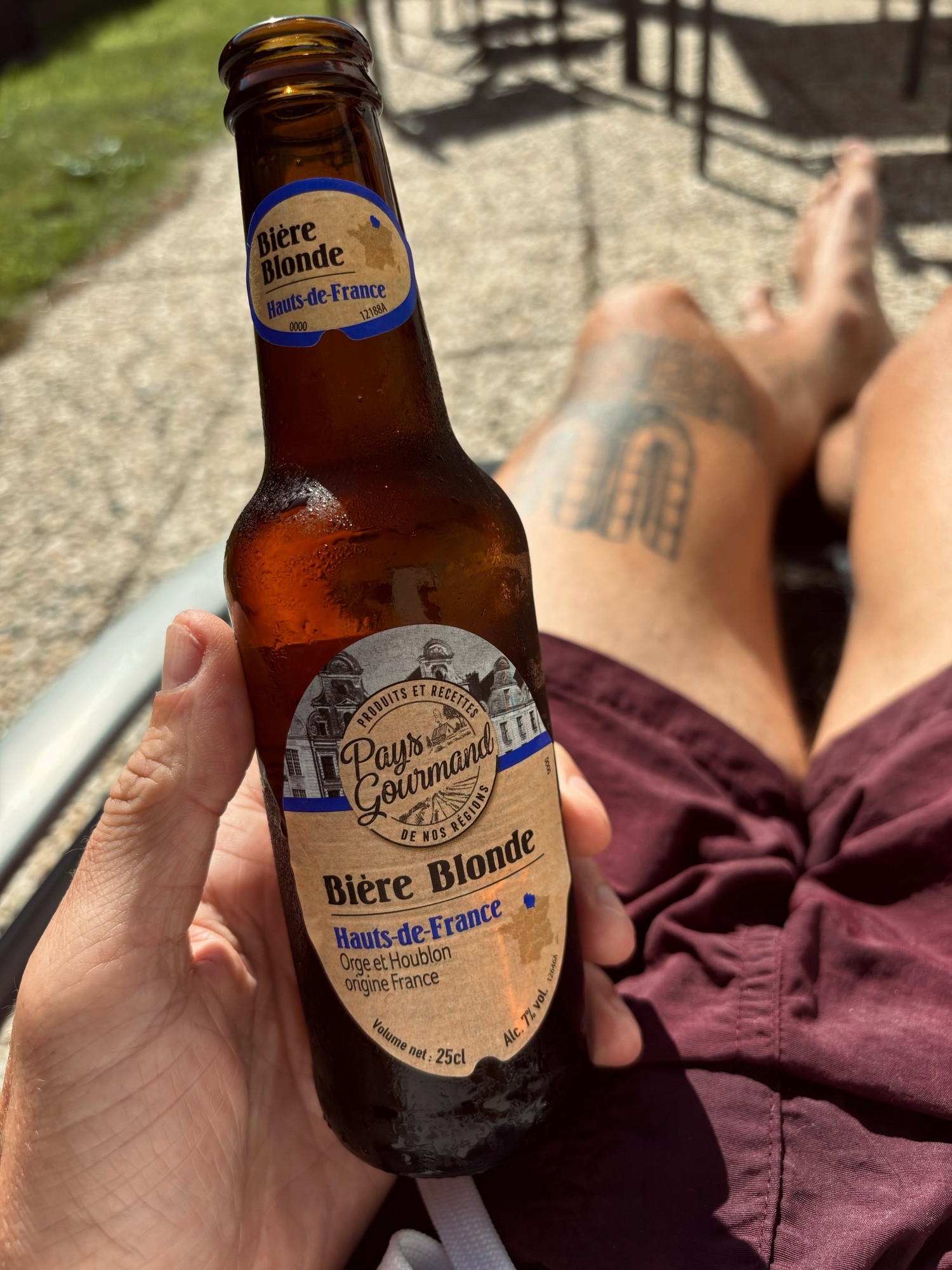 In der sonne liegend ein lecker Bierchen trinken