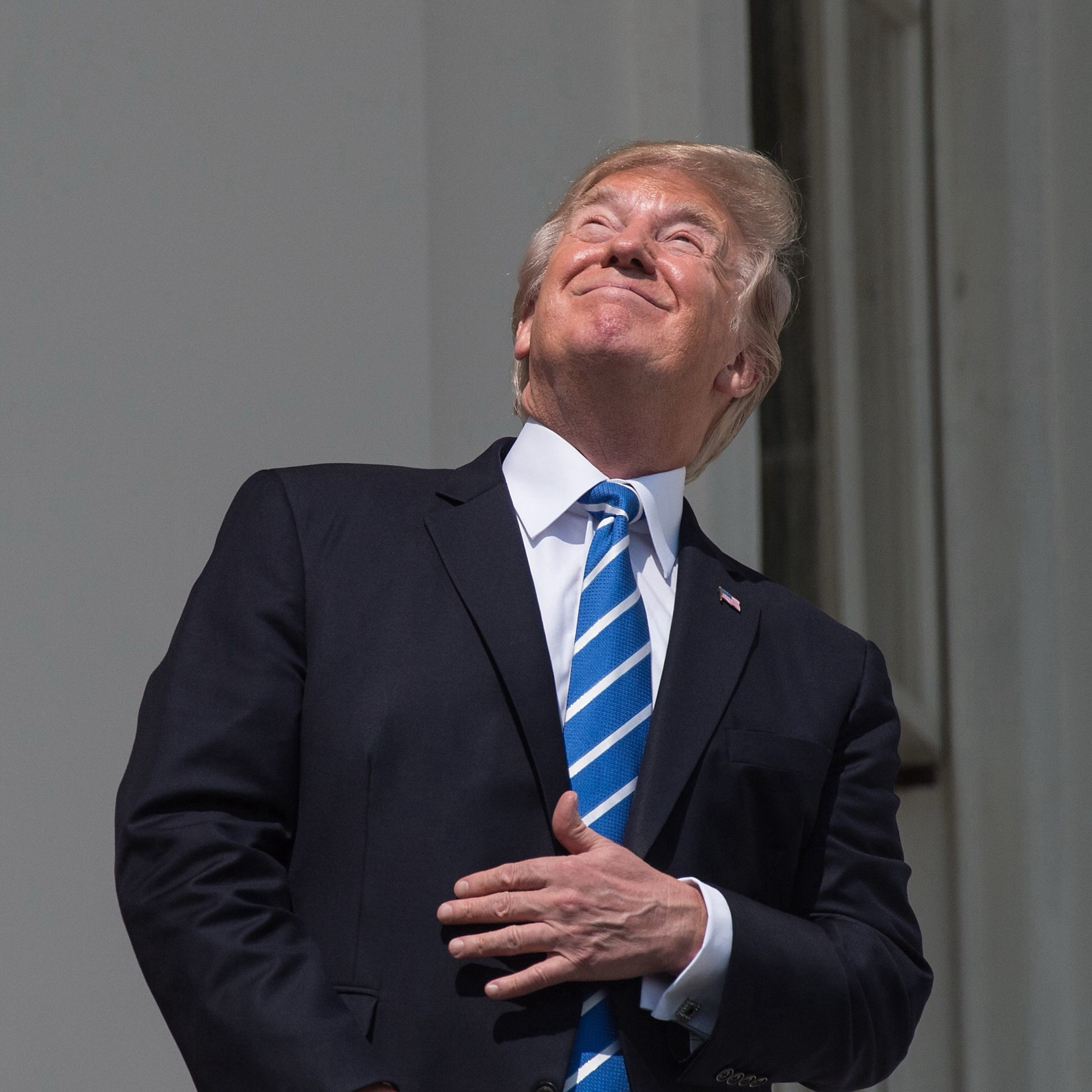 Trump stares at solar eclipse with naked eyes