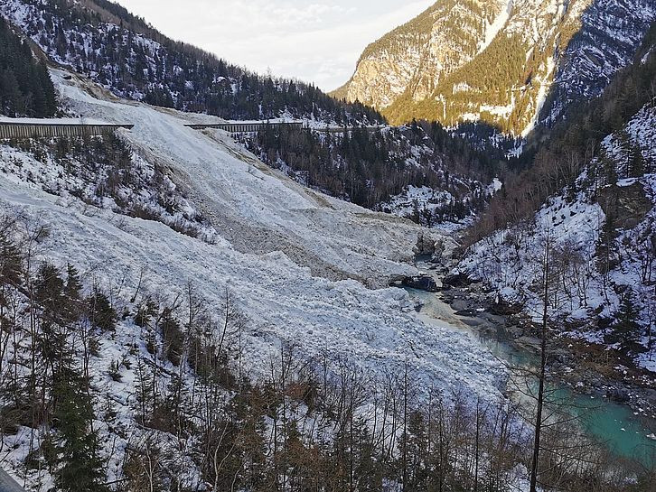 Ablagerungen von zwei sehr grossen Lawinen an der Engadinerstrasse in den Lawinenzügen Val Mundin und Val Zippla (Valsuot, 22.12.2023, P. Caviezel).