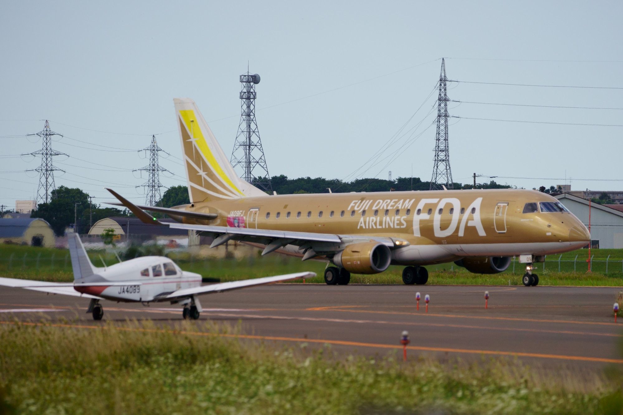 Embraer E175 (JA09FJ / Fuji Dream Airlines) & Piper PA-28 Cherokee (JA4089) at JGSDF Camp Okadama (Sapporo Airfield / Okadama Airport) OKD/RJCO