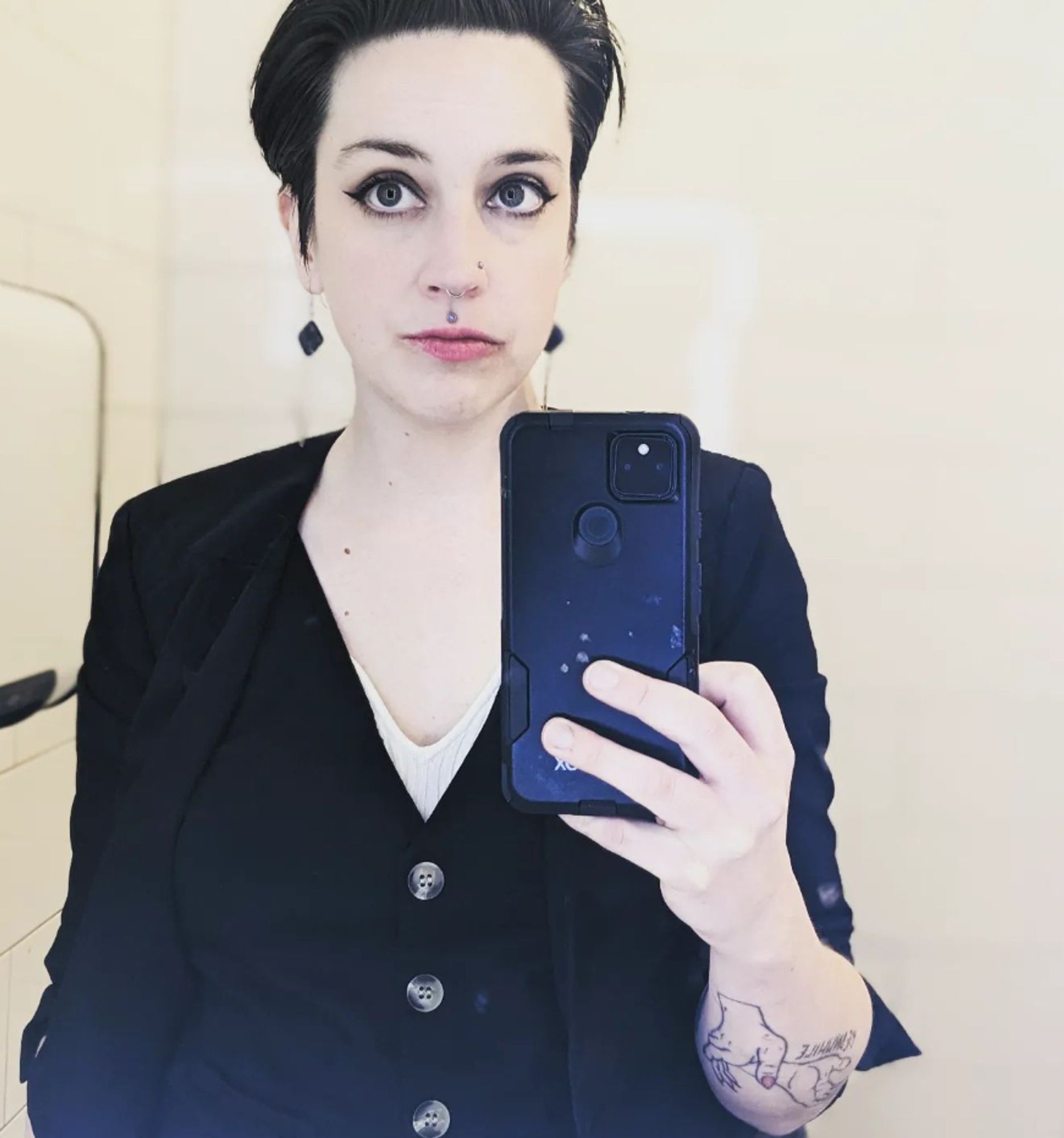 Mirror selfie with Cass in a sleek black outfit and killer makeup.