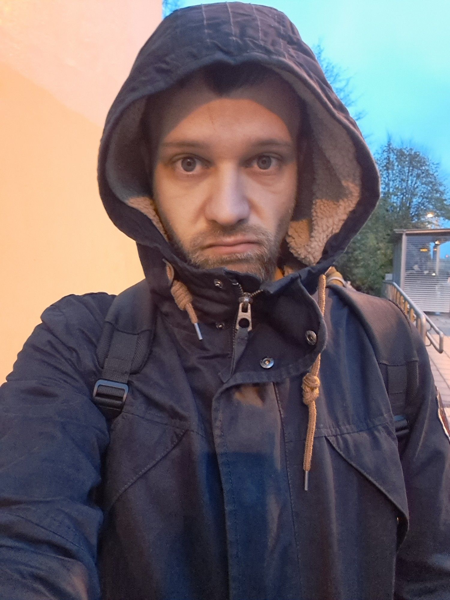 Selfie von mir in einer dunklen Jacke, mein Gesichtsausdruck is not amused