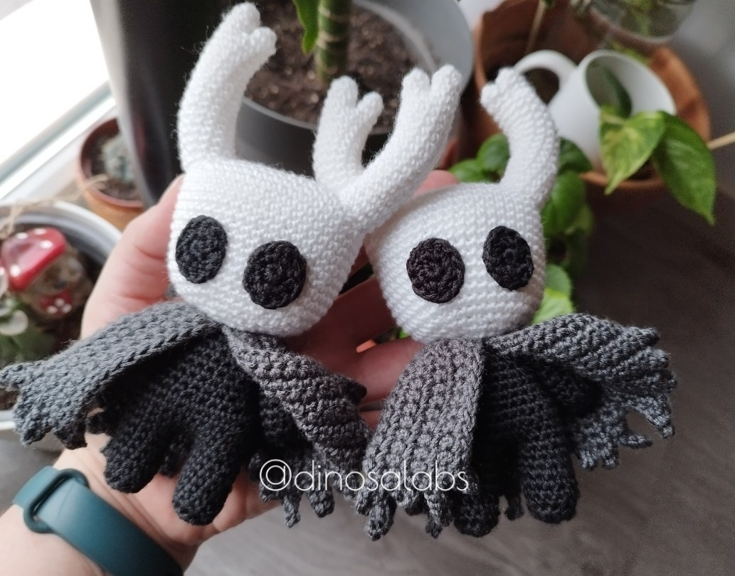 Dos amigurumis del caballero Hollow Knight