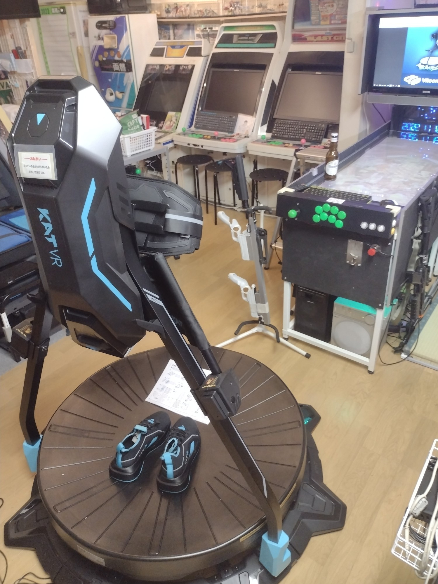 画像は　KATWALK C2+　と言うVR用の歩行を補助入力するコントローラーの様なものです。専用の付属ゲーム以外にSTEAMのVRゲームを遊ぶ事が出来ます。追加の機器を買う事でコンシューマー機でも使えるみたいです。