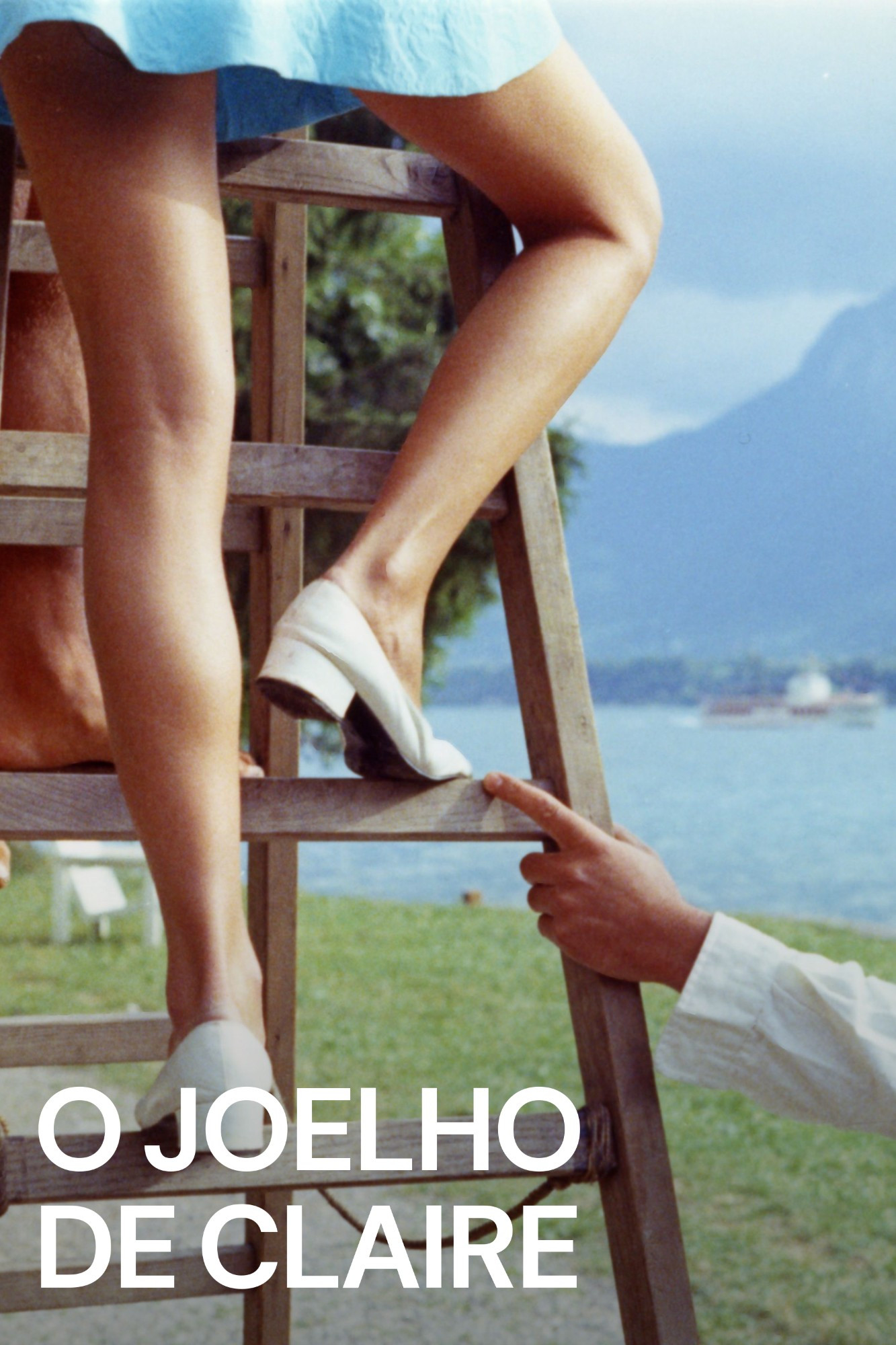 Cartaz do filme "O Joelho de Claire", onde temos uma moça de vestido azul sobre uma escada de madeira. Vemos ela da cintura para baixo e seus joelhos estão à mostra, proeminentes. Uma mão masculina está um pouco abaixo, com o indicador a tocar a escada, mas que intenciona subir. Ao fundo, uma praia.