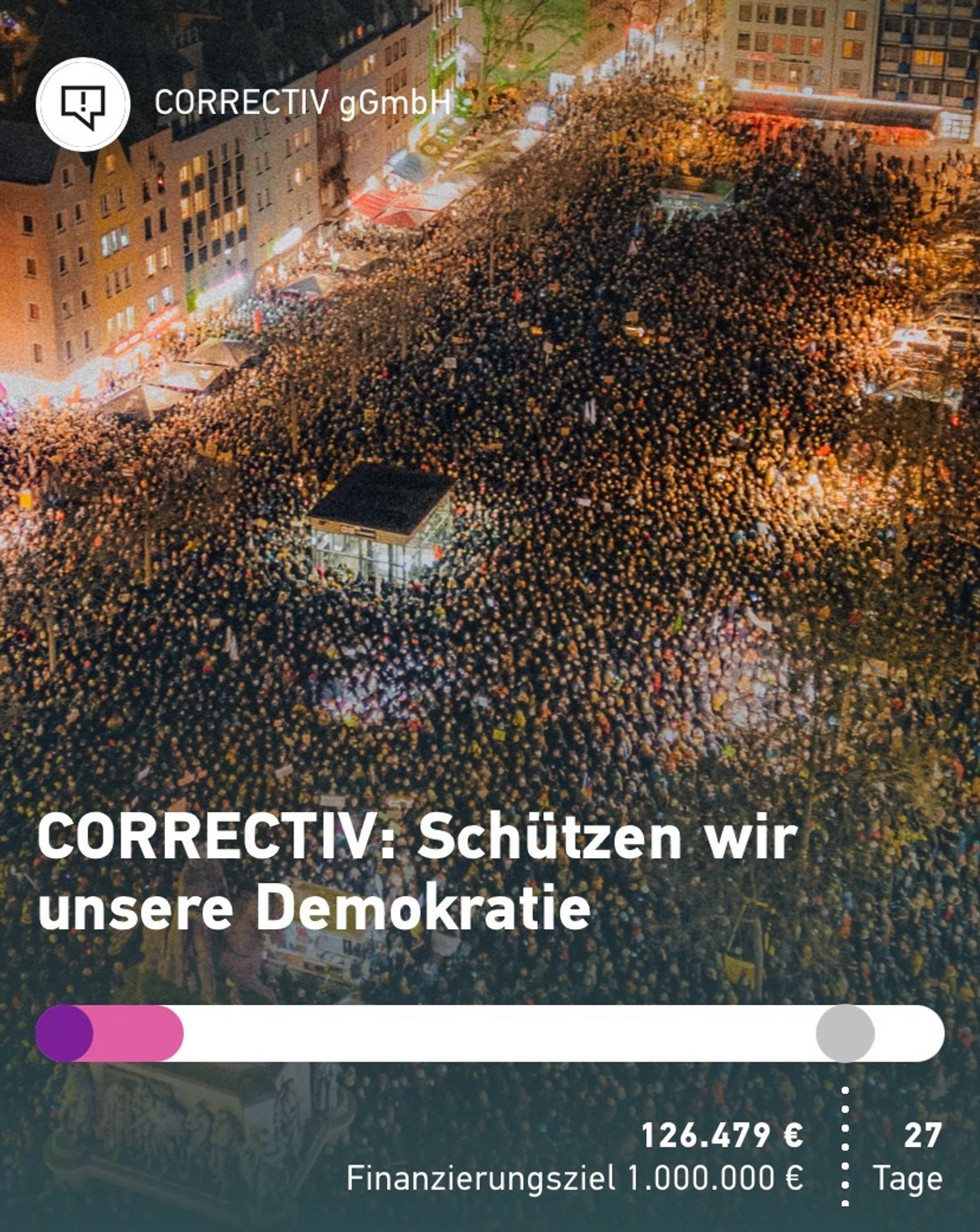 Schriftzug: CORRECTIV: Schützen wir unsere Demokratie mit einem Bild von der Demokratie-Demo in Köln aus der Luft tausende Menschen fotografiert.