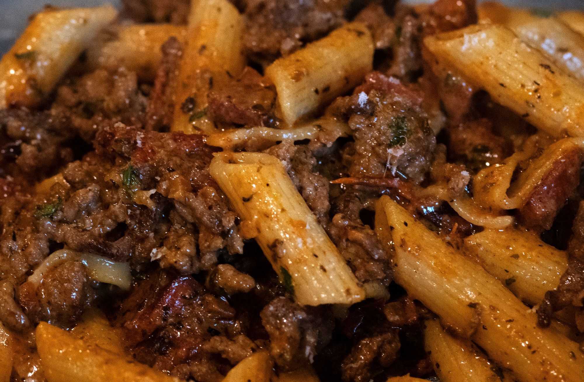 Penne pasta with minced beef, sun-dried tomatoes and herbs