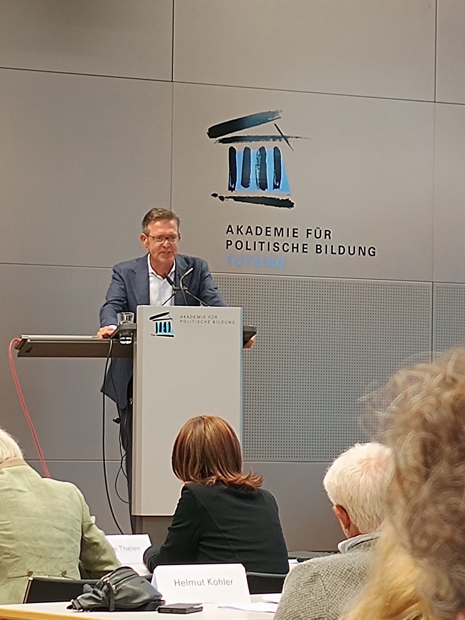 Foto zeigt den Sozialwissenschaftler Steffen Mau am Rednerpult im Auditorium der Akademie für Politische Bildung Tutzing