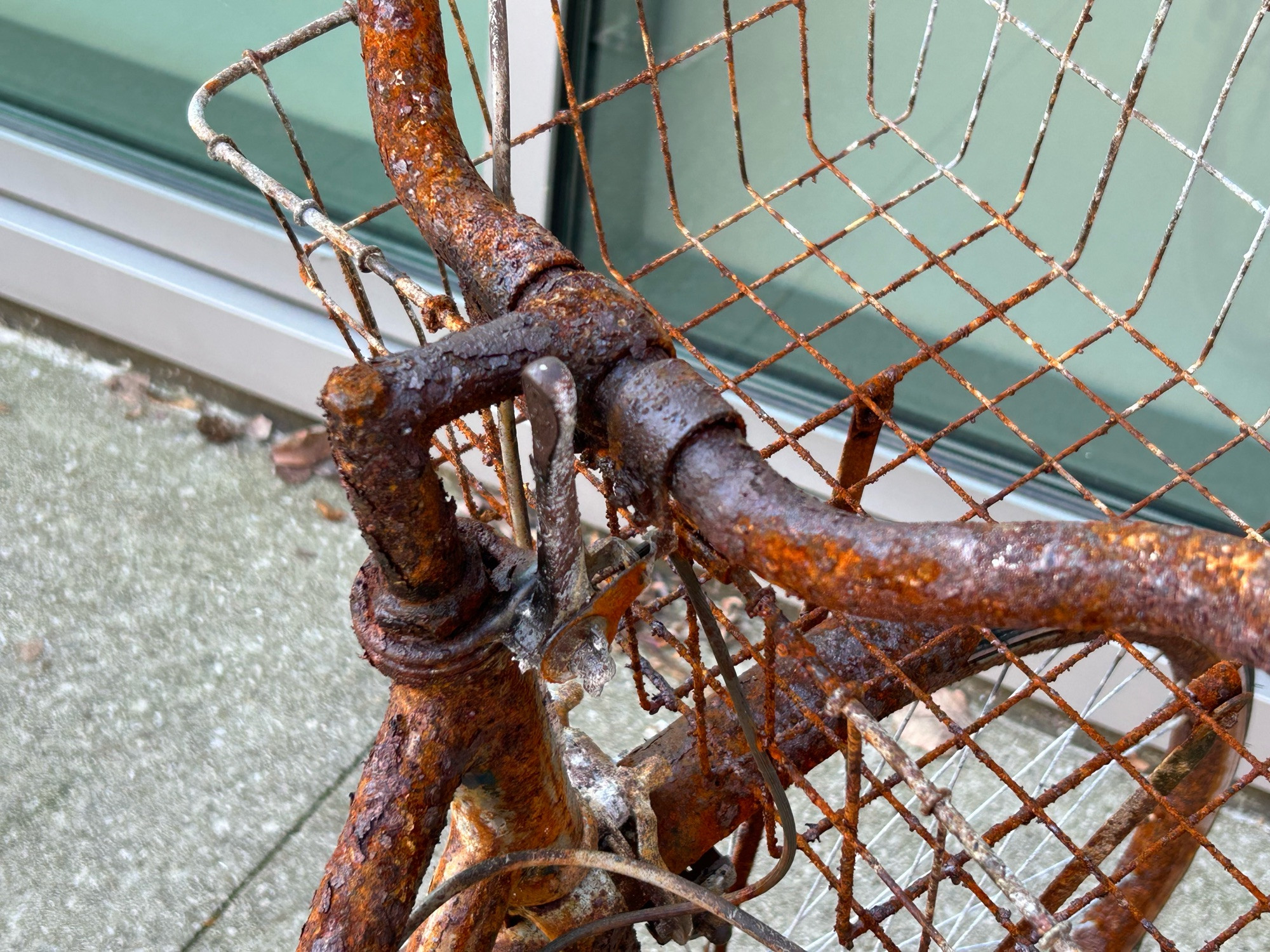 Rusty bike handlebars with single gear shift