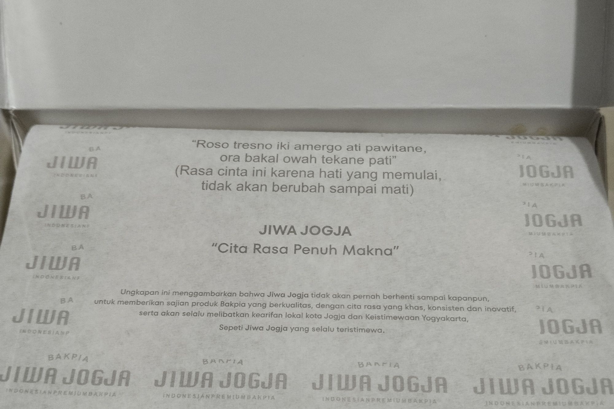 "Roso tresno iki amergo ati pawitane, ora bakal owah tekane pati." (Rasa cinta ini karena hati yang memulai, tidak akan berubah sampai mati)