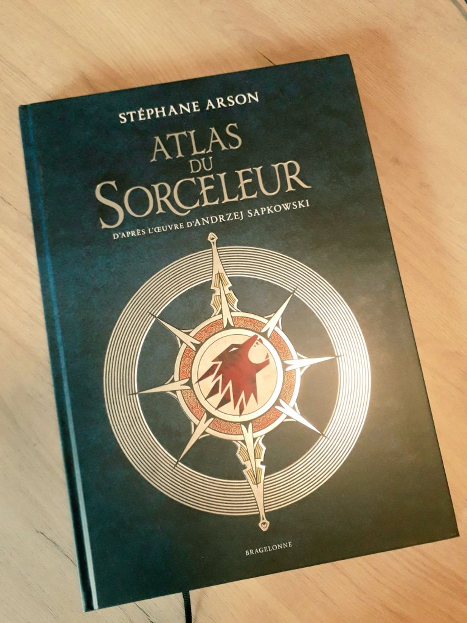 Couverture du livre Atlas du Sorceleur, de Stéphane Arson, aux éditions Bragelonne, à paraître le 9 octobre 2024.