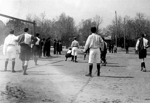 4 - Foto do primeiro jogo da história do Atlético de Madrid, em maio de 1903, em uma partida entre os sócios do clube