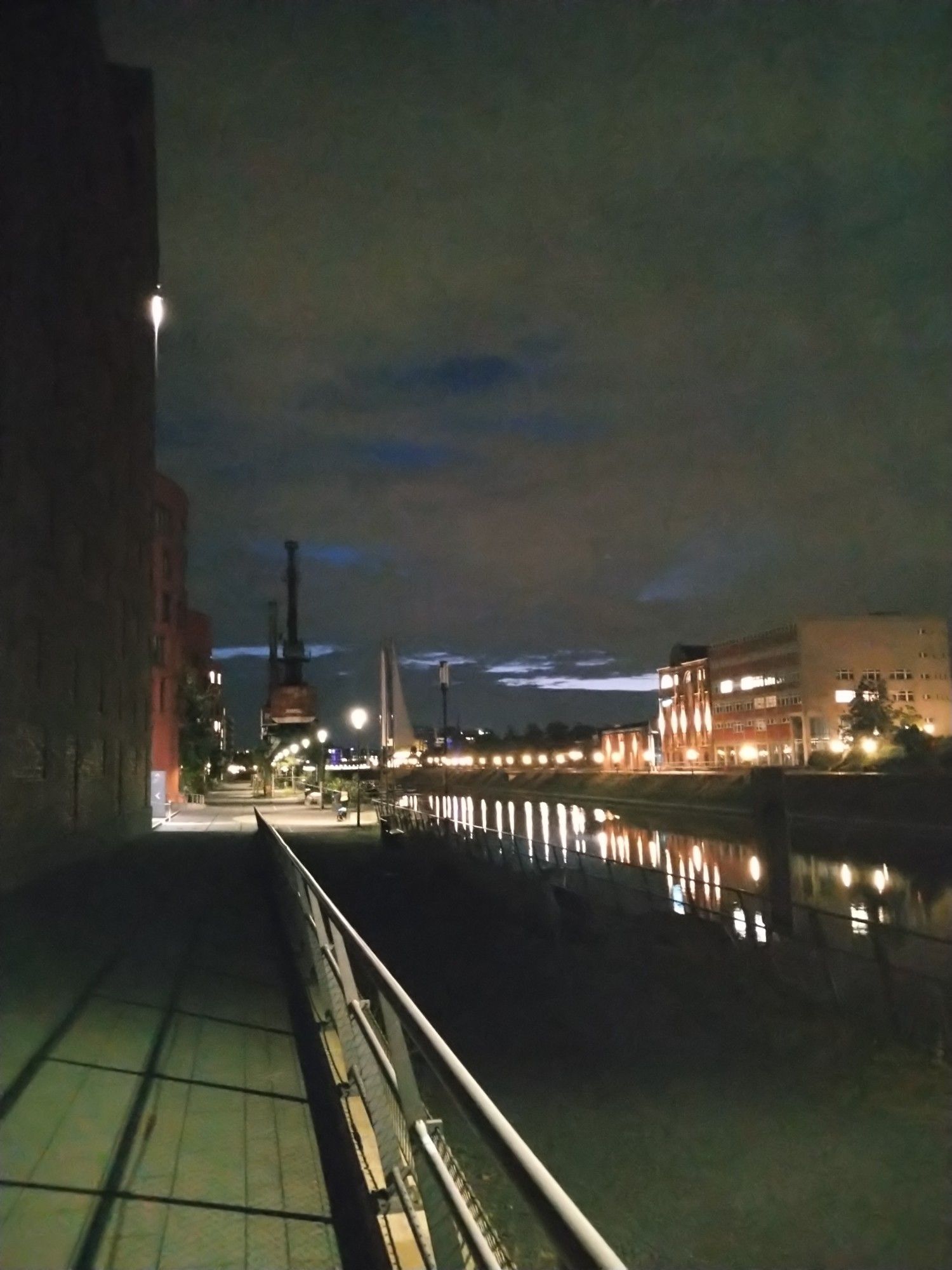 Landesarchiv Duisburg Innenhafen Blick über das Hafenbecken nach Osten vor Sonnenaufgang