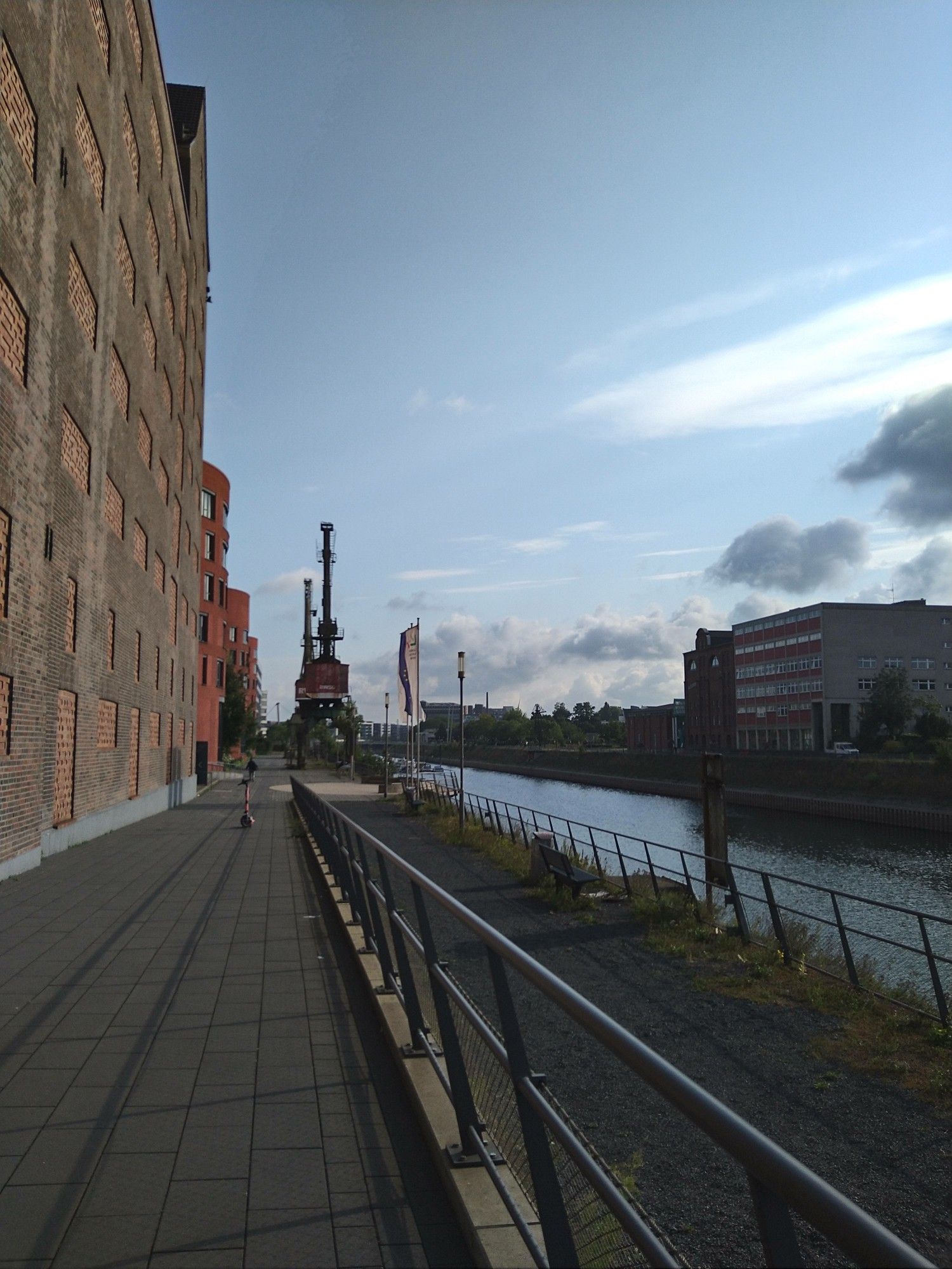 Landesarchiv Duisburg Innenhafen Blick über das Hafenbecken nach Osten Sonnenschein