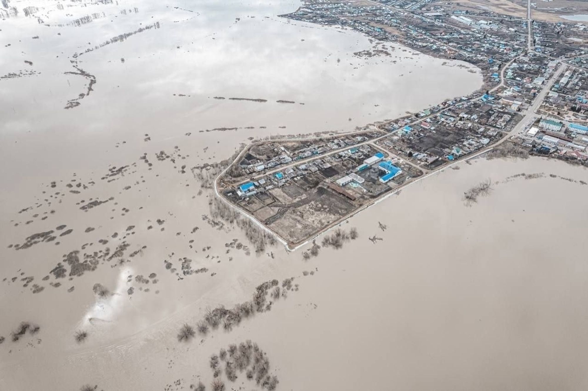 Tyumen villages in the Kazan region avoided critical flooding, contrary to government forecasts

 There, the water level in the Ishim River began to drop rapidly.

 “For the Kazan region the forecast did not come true,” said Mikhnovich, director of the civil protection department.  Now all forces have been transferred to the Ishim region, where they are waiting for the arrival of “big water”.