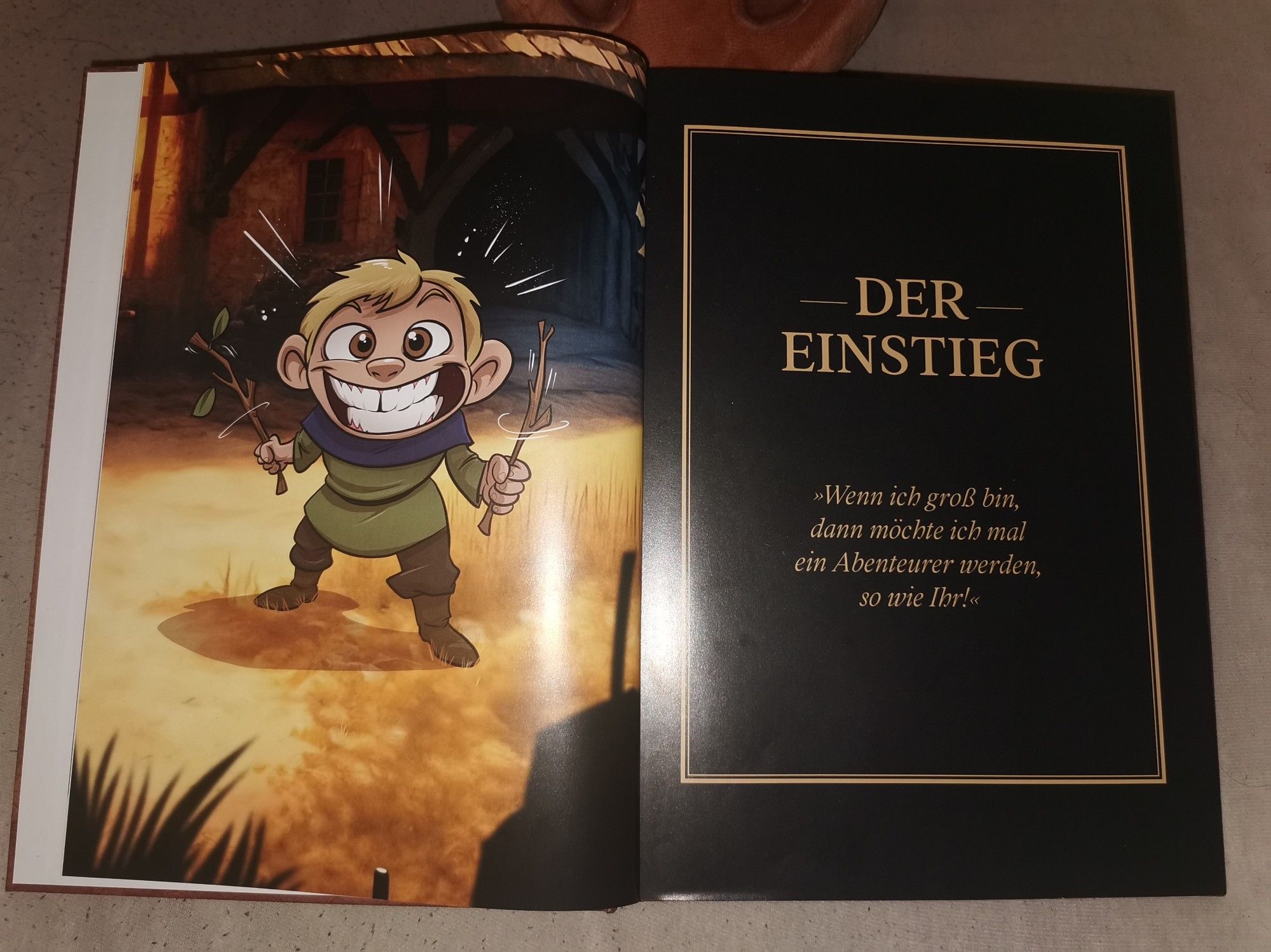 Eine Seite aus dem Regelwerk. Man sieht ein schönes Bild vom kleinen Timmy und den Text "Der Einstieg" mit dem Zitat "Wenn ich groß bin, dann möchte ich mal ein Abenteurer werden, so wie Ihr!"