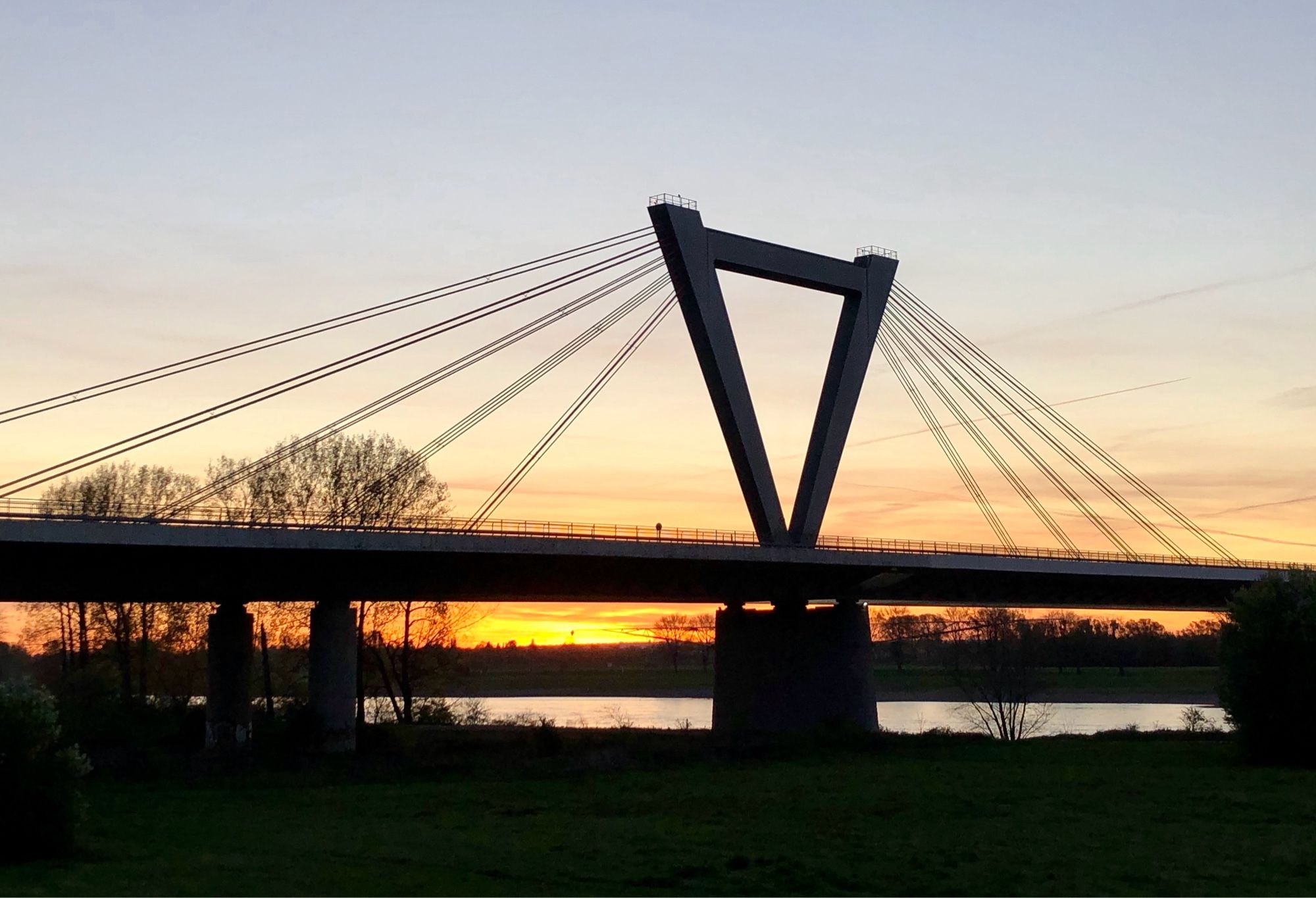 Flughafenbrücke Meerbusch/Düsseldorf mit Sonnenaufgang im Hintergrund