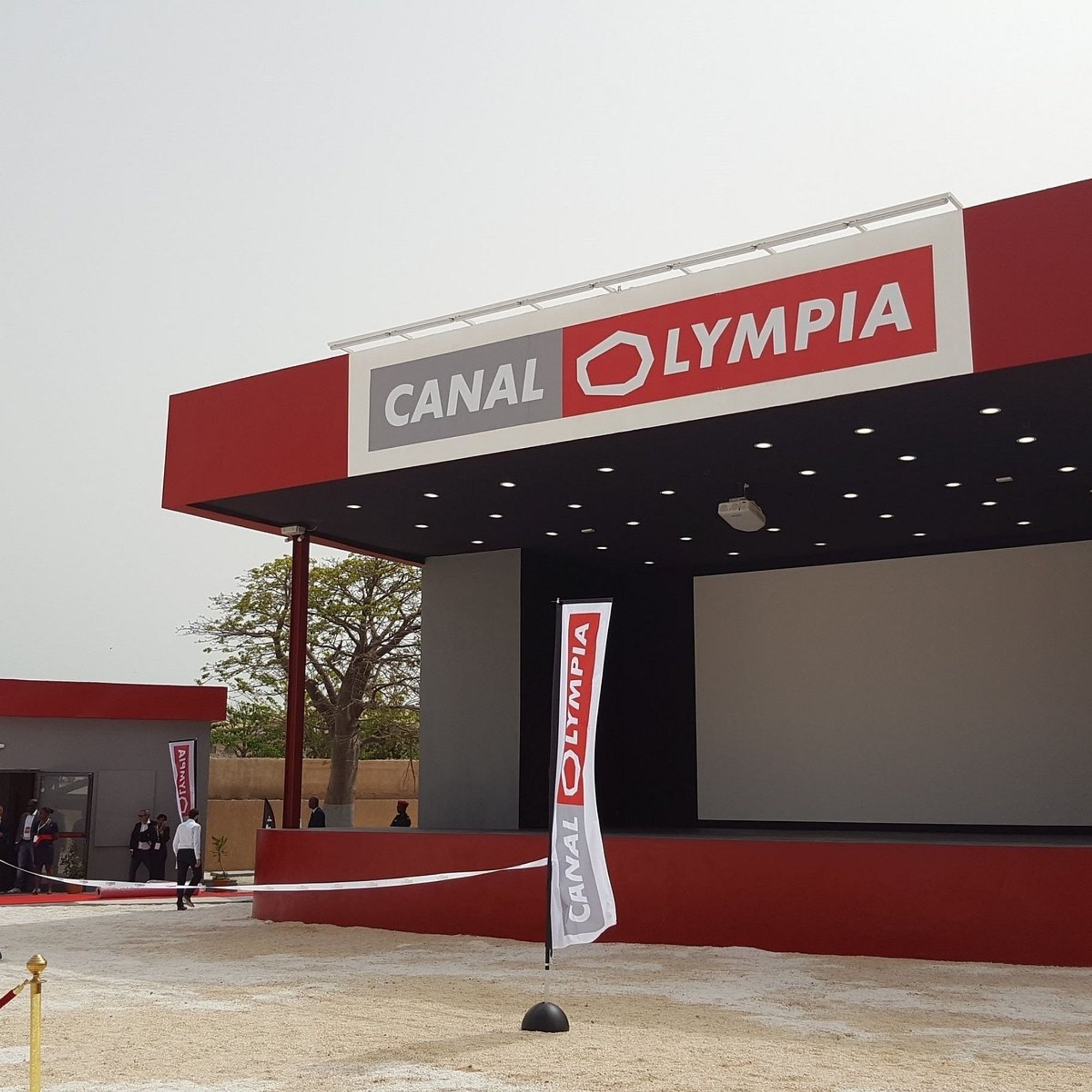 Une "salle" (extérieure) de cinéma CanalOlympia, à Dakar