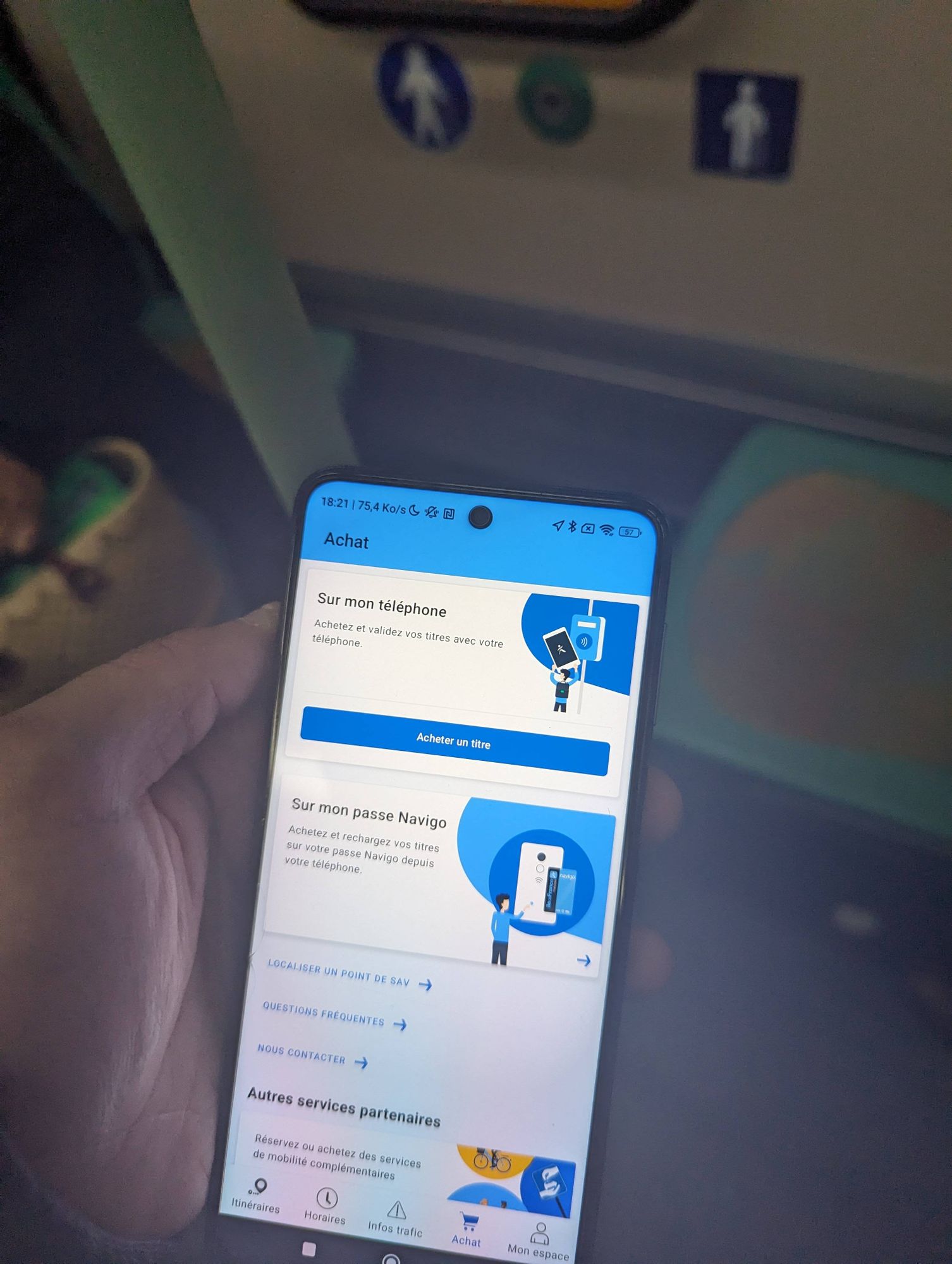 Mon ancien téléphone de merde pour valider ma navigo de merde dans les transports de merde