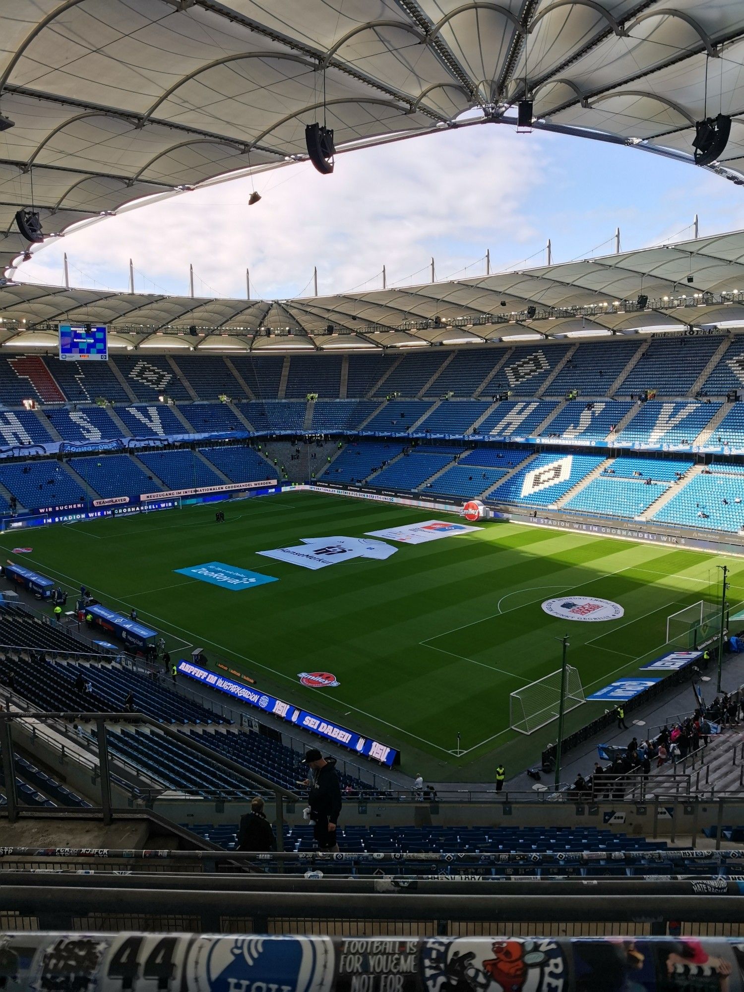 Volksparkstadion, innen, noch ziemlich leer