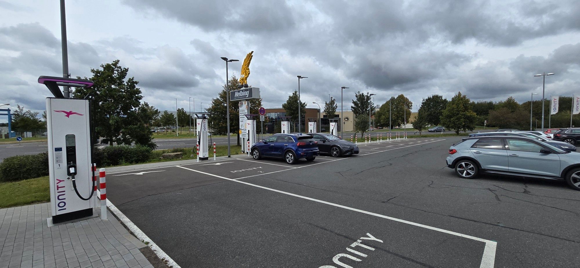 Ladestation von Ionity mit viel Platz zum erweitern.