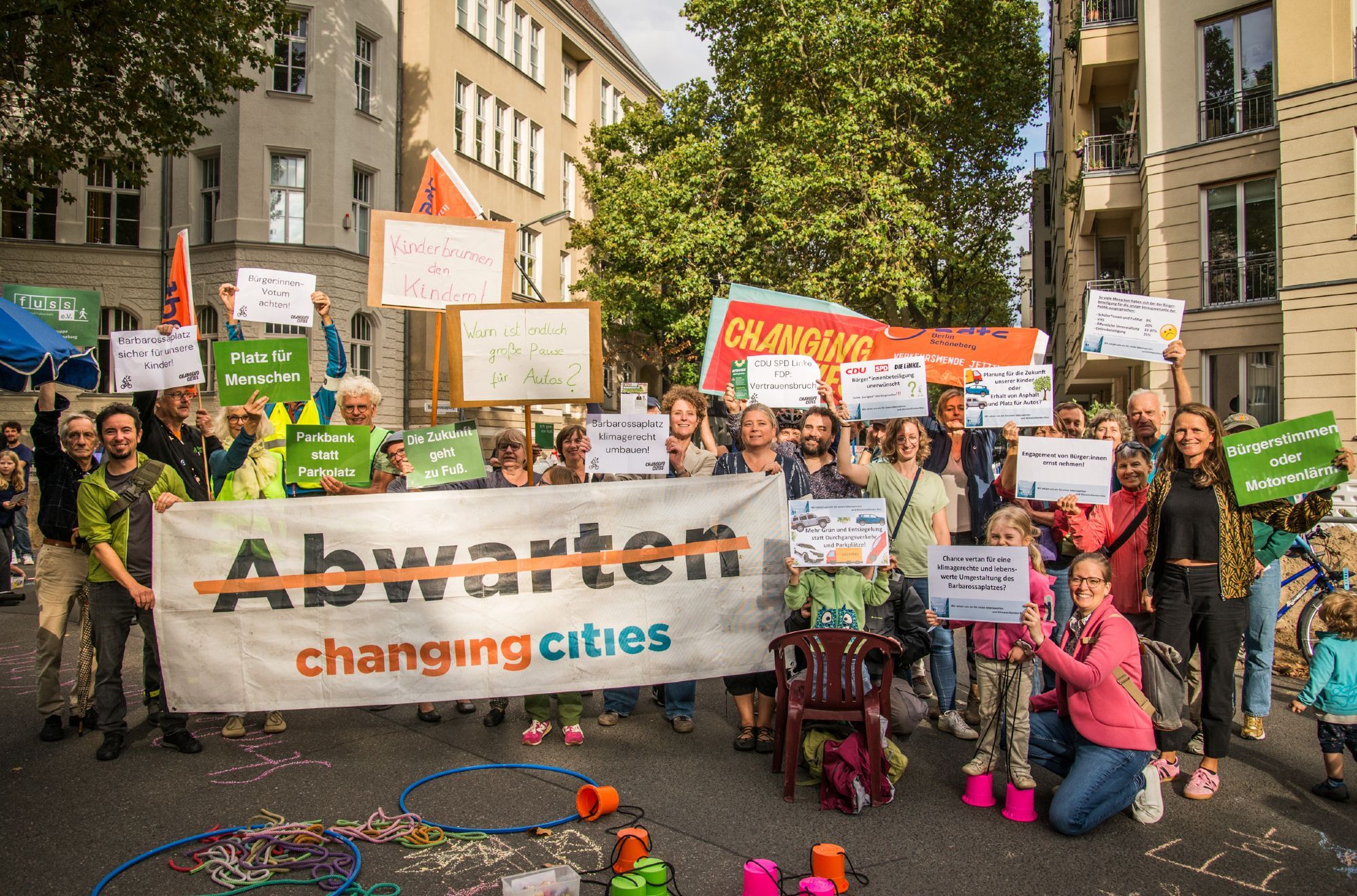 Kundgebung auf dem Barbarossaplatz: Es stehen dutzende Menschen da mit Plakaten und Bannern.