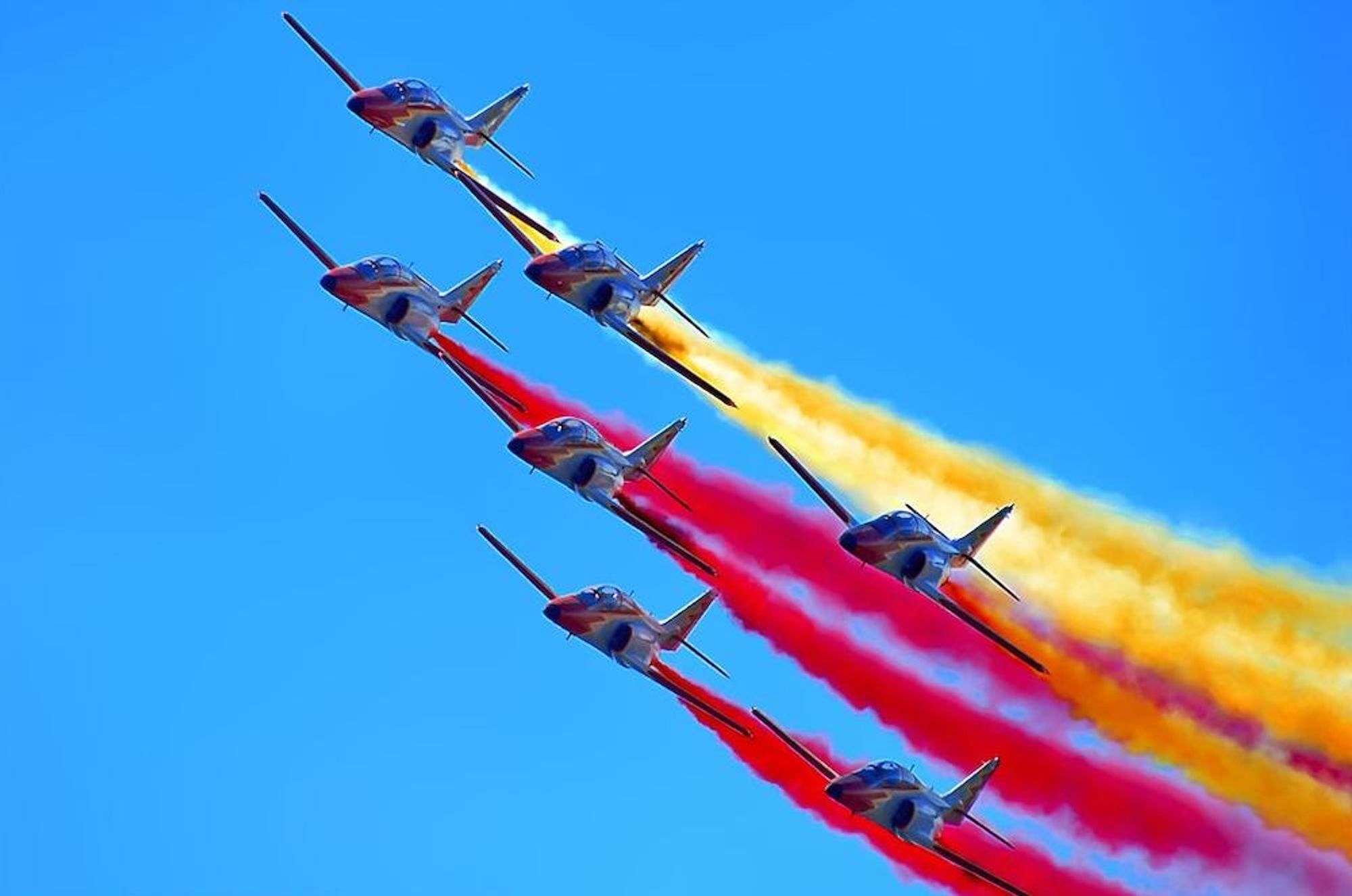 Una formación de aviones C-101 formando la bandera de España con humo de colores. (Aviaciondigital)