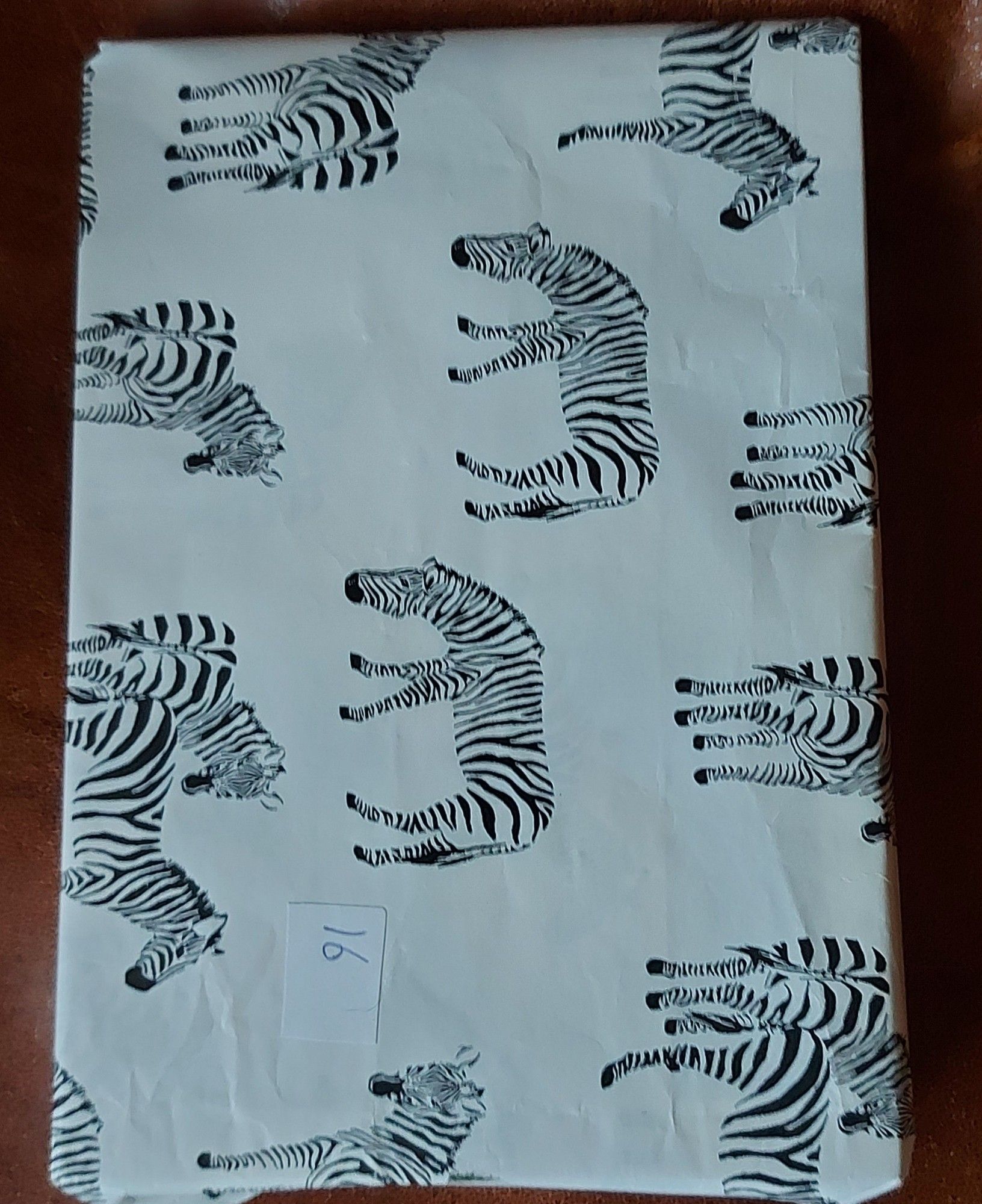 Pakje, wit inpakpapier met zebra's bedrukt