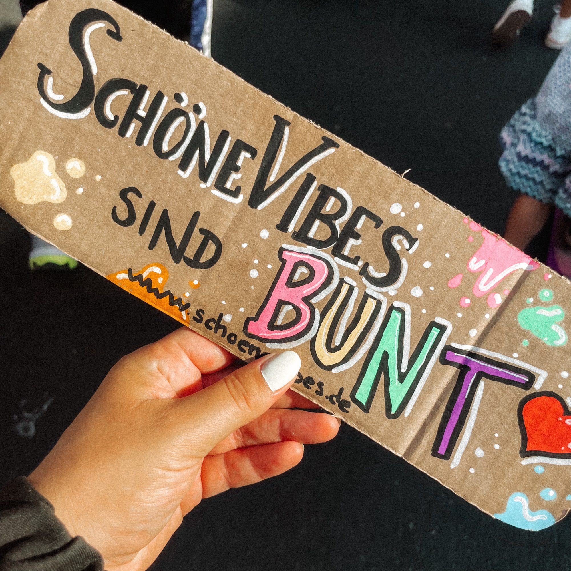 Demoschild: SchöneVibes sind bunt.