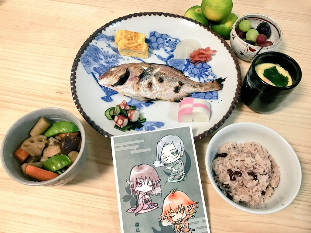 誕生日の祝い膳。お赤飯、メインは尾頭付きの鯛の塩焼き。つけ合わせにお漬物、かまぼこ、蛸の酢の物、だし巻き卵。筑前煮、茶碗蒸し。デザートにぶどうと早生のみかん。