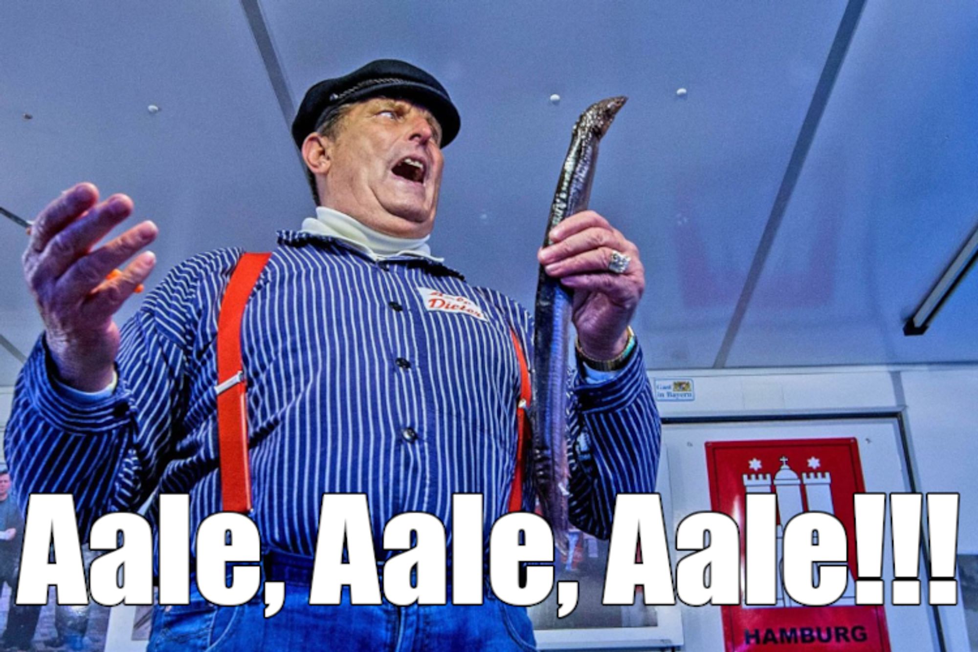 Zu sehen ist Aale Dieter in seiner Bude auf dem Hamburger Fischmarkt, er hält einen Aal in der Hand und ruft: Aale, Aale, Aale!!!