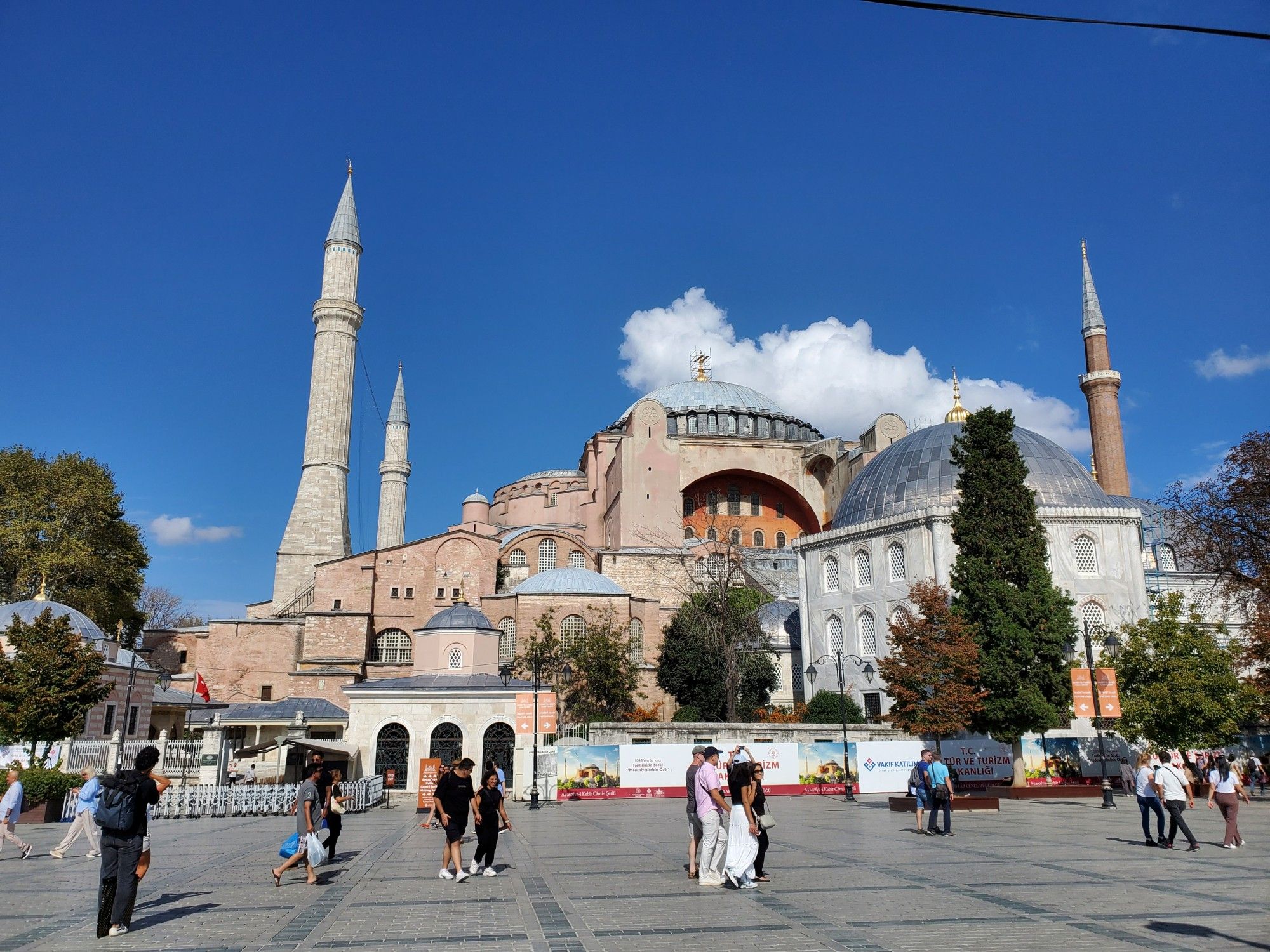 Exterior of the Ayasofya mosque, from the front. Originally the largest Christian church in the world, then a mosque, then a museum, and now a mosque again, it fuses traditional Byzantine church design with minars to create a new, hybrid style.