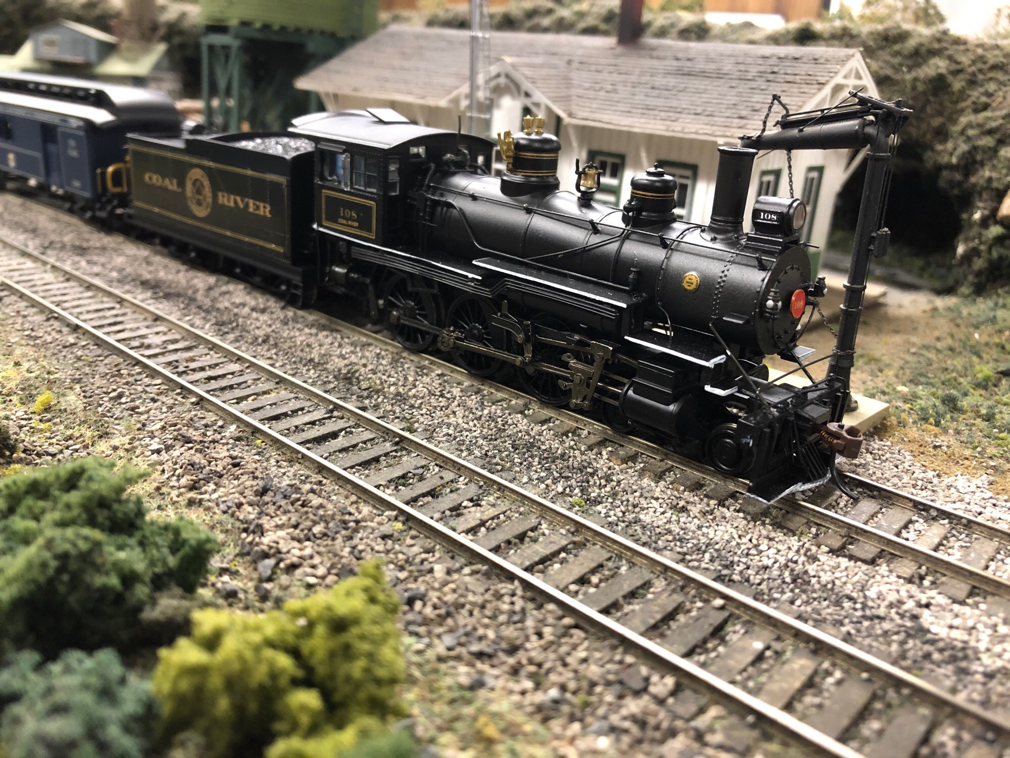 A photo of a Smol steam locomotive: an HO scale Bachmann 4-6-0 dating from 1906 or so. The locomotive has slide valves and high rounded domes