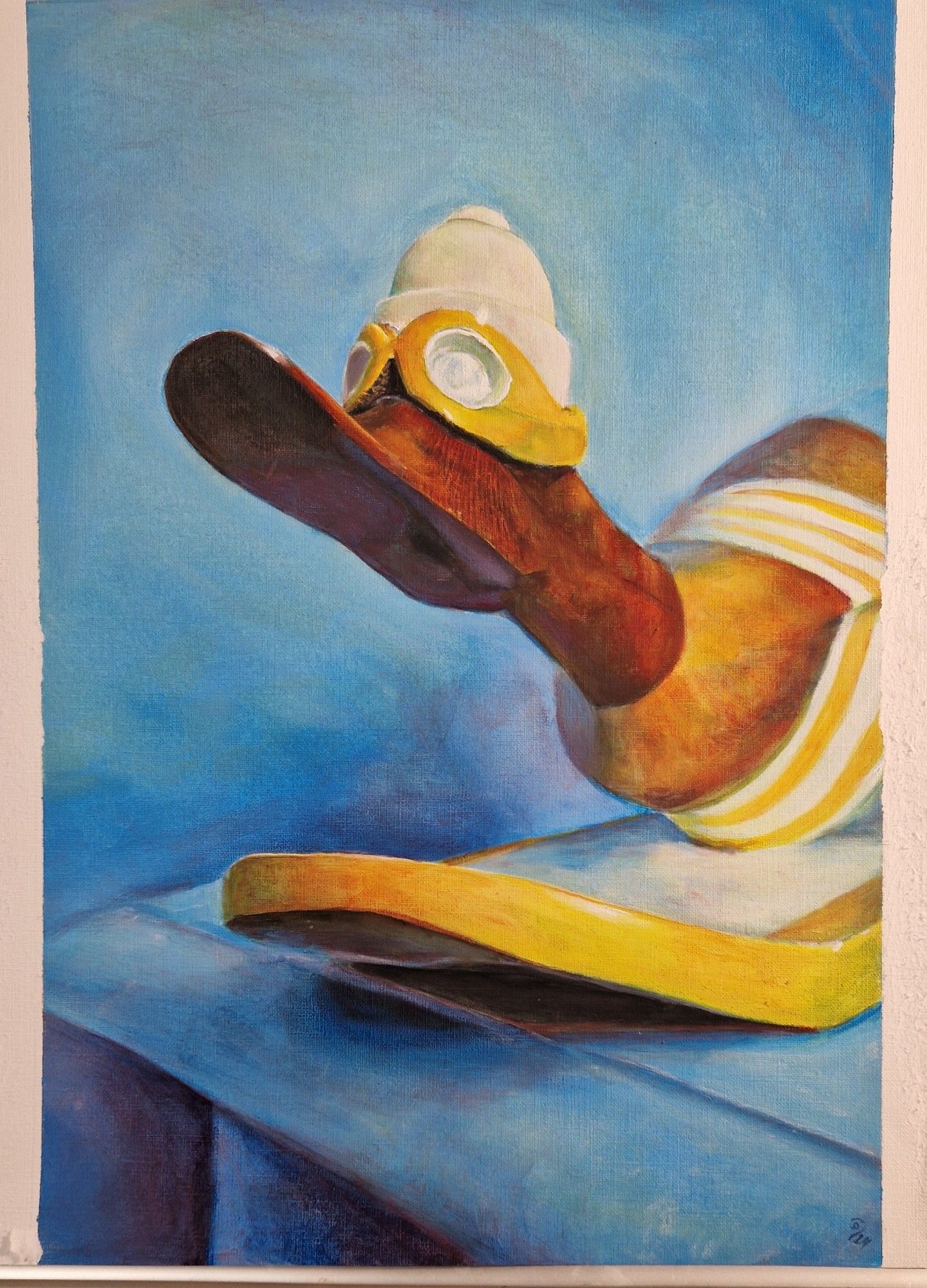 Peinture à l'huile sur papier, représentant un canard en bois sur fond bleu, habillé d'un maillot de bain des années 20 à rayures jaunes et blanches, des lunettes de plongées jaunes et blanches et un bonnet de bain.
Il est allongé sur une planche de surf de mème couleur et semble prêt à se lancer vers les vagues