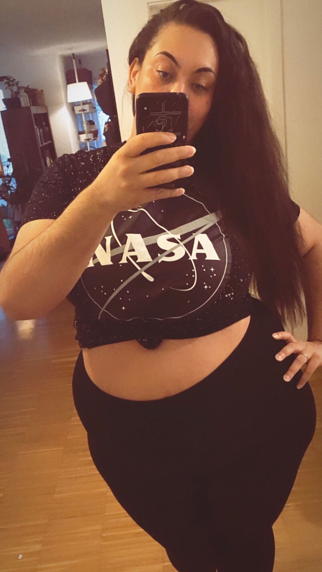 Joy in einem bauchfreien NASA Shirt und schwarzer leggings.