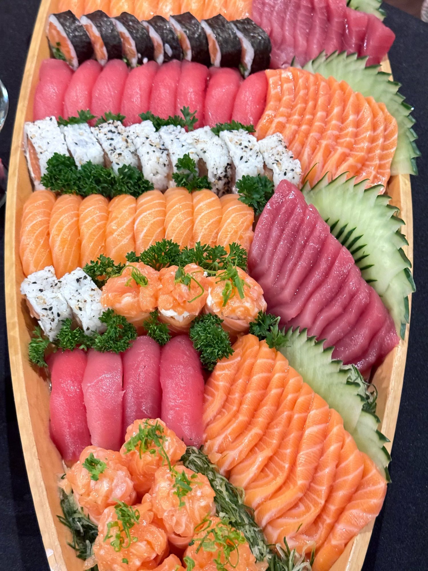 Uma barca abarrotada de sushis e sashimis bem fresquinhos.