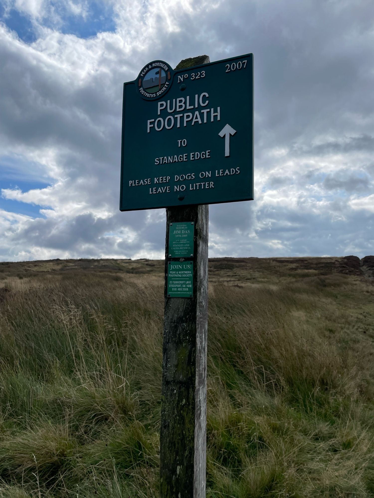 The public footpath sign pointing to Stanage Edge (No. 323, dated 2007).