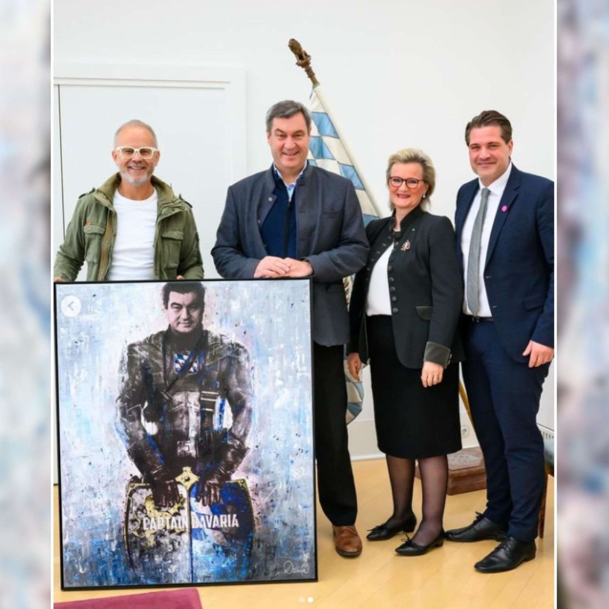 Herrn Söder wird ein Gemälde von ihm als "Captain Bavaria" überreicht.