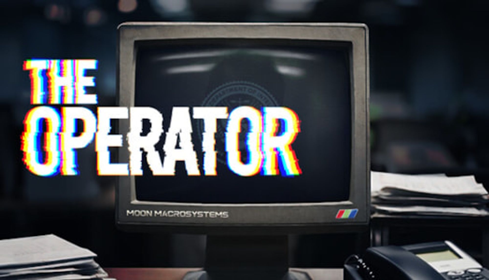 Splash art pour le jeu The Operator. Un ecran CRT et des piles de dossiers font l'arrière plan, avec le tire du jeu par dessus.