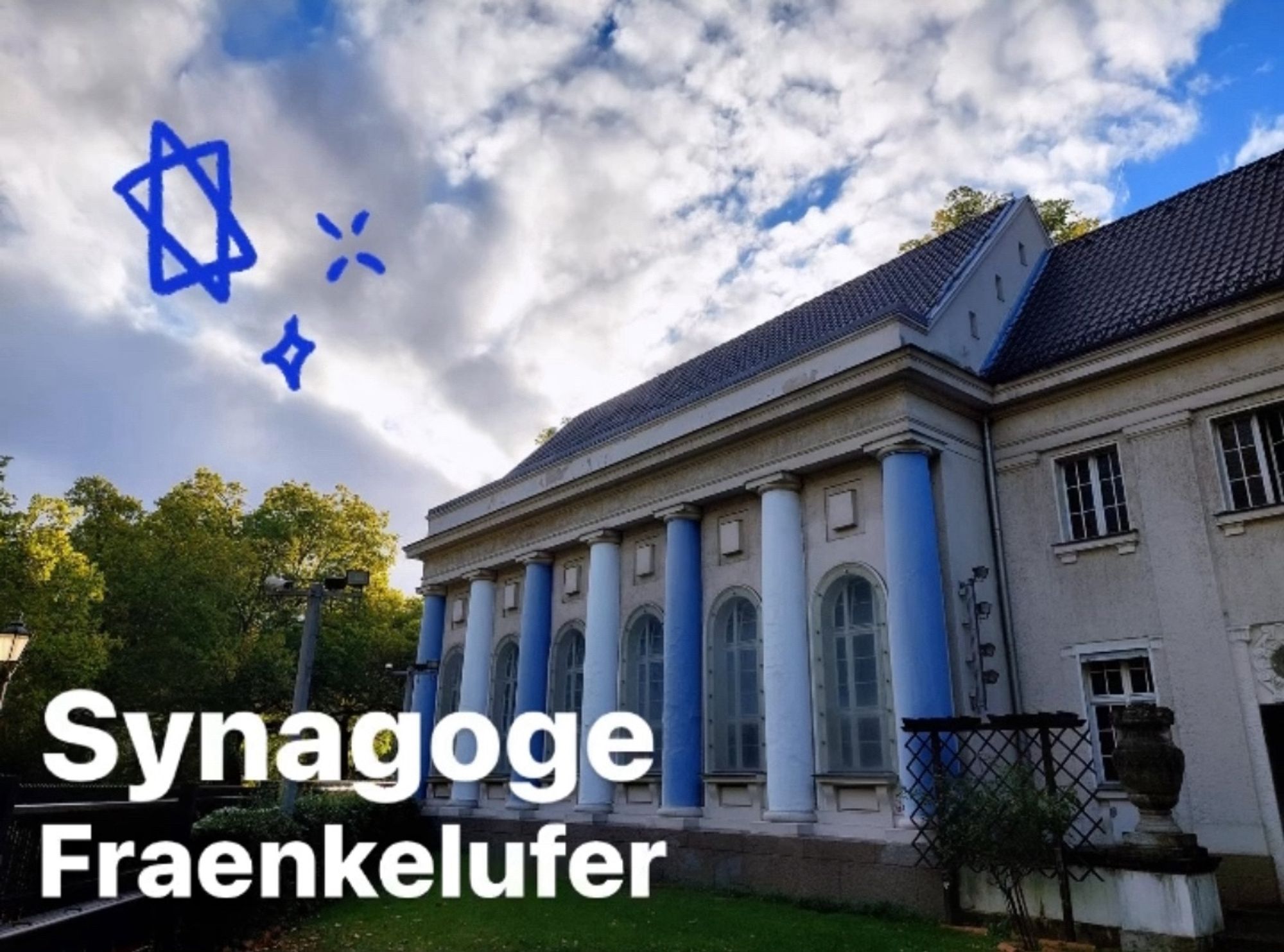 Das Bild zeigt die Synagoge am Fraenkelufer in Kreuzberg. Außerdem sind per Bildbearbeitung ein paar Davidsterne in die Wolken gezeichnet.