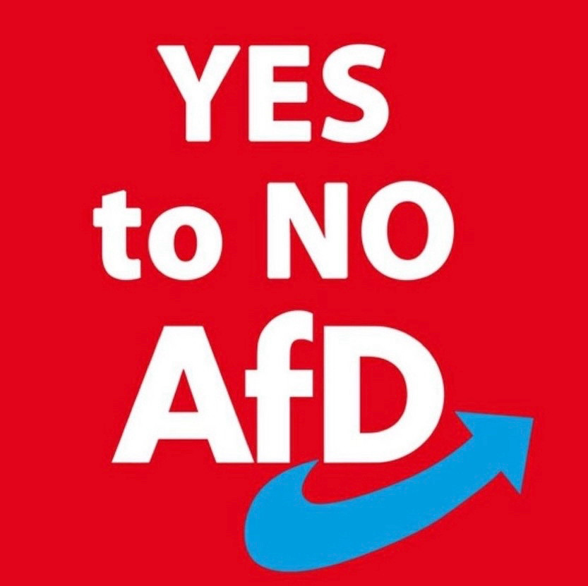 YES to NO AfD, weiß auf rotem Grund mit blauem, aufwärtszeigendem Pfeil